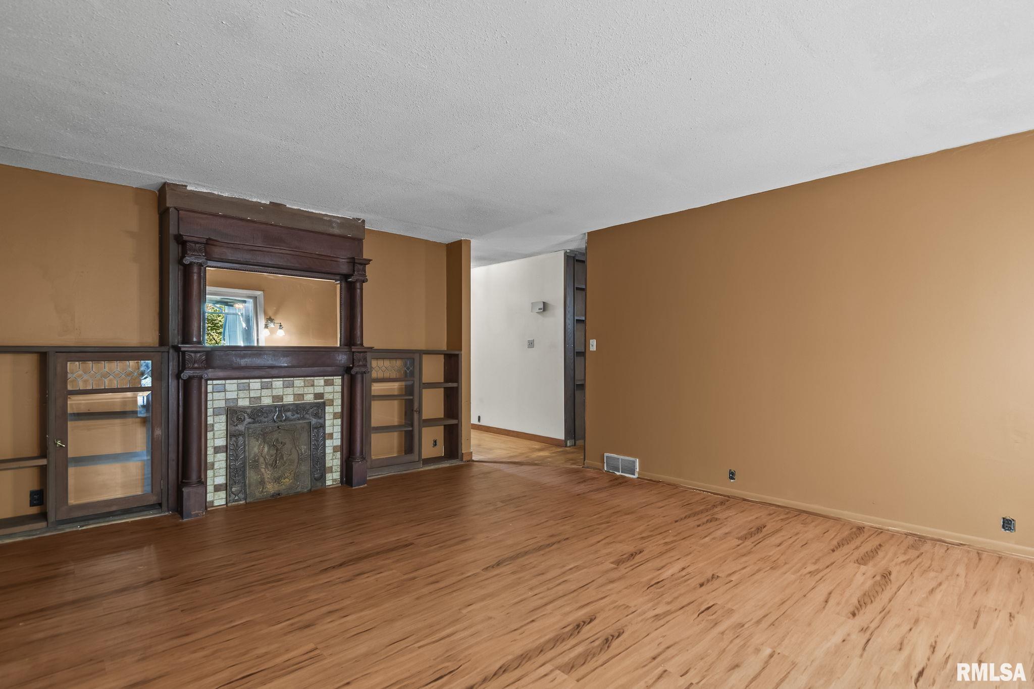 2833 White Plains Court