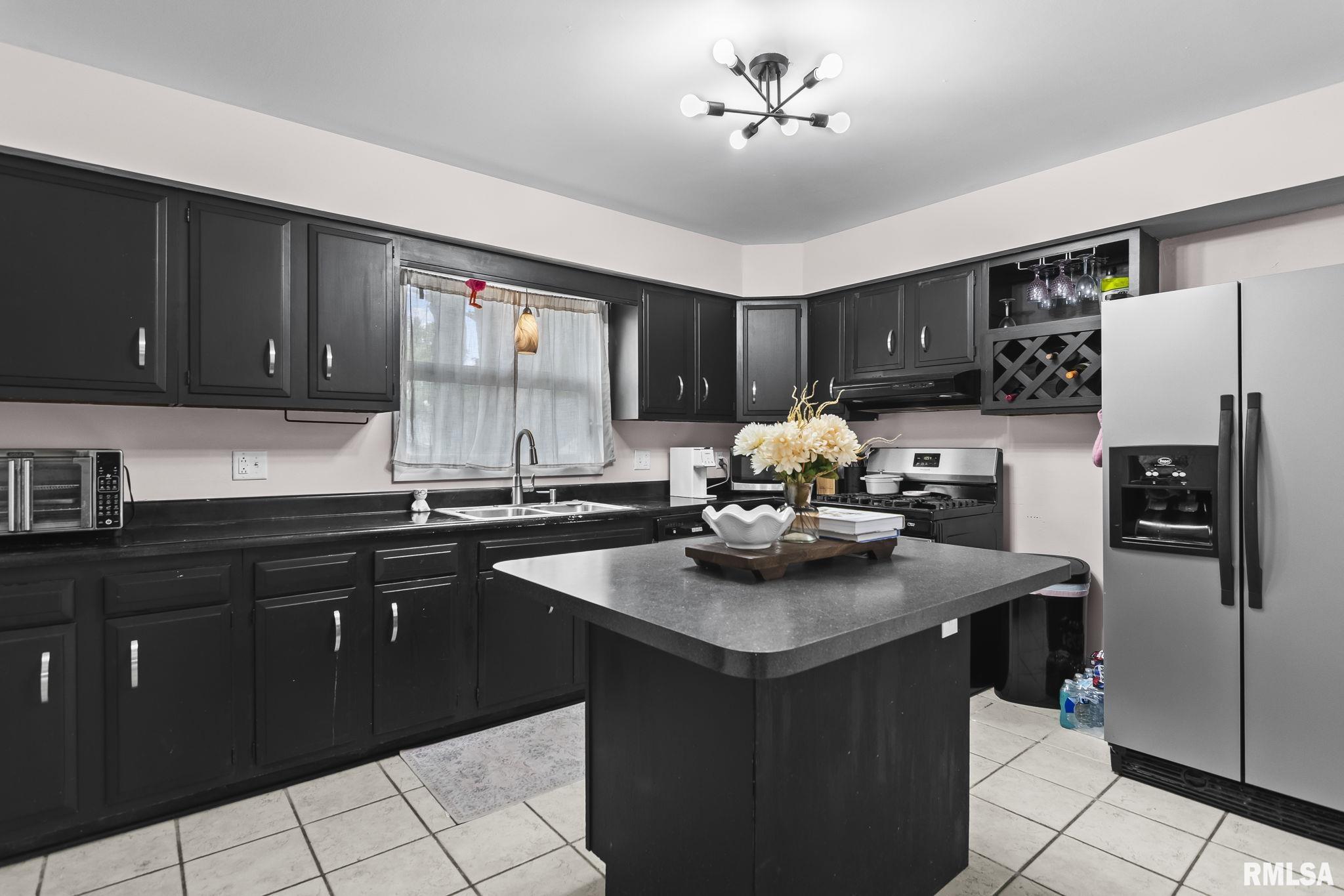 1121 N WALNUT Street