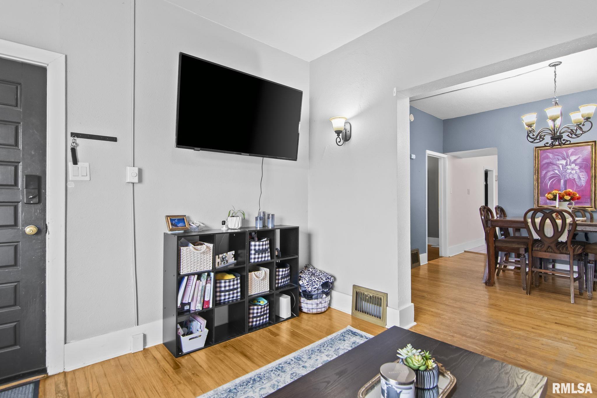 1121 N WALNUT Street