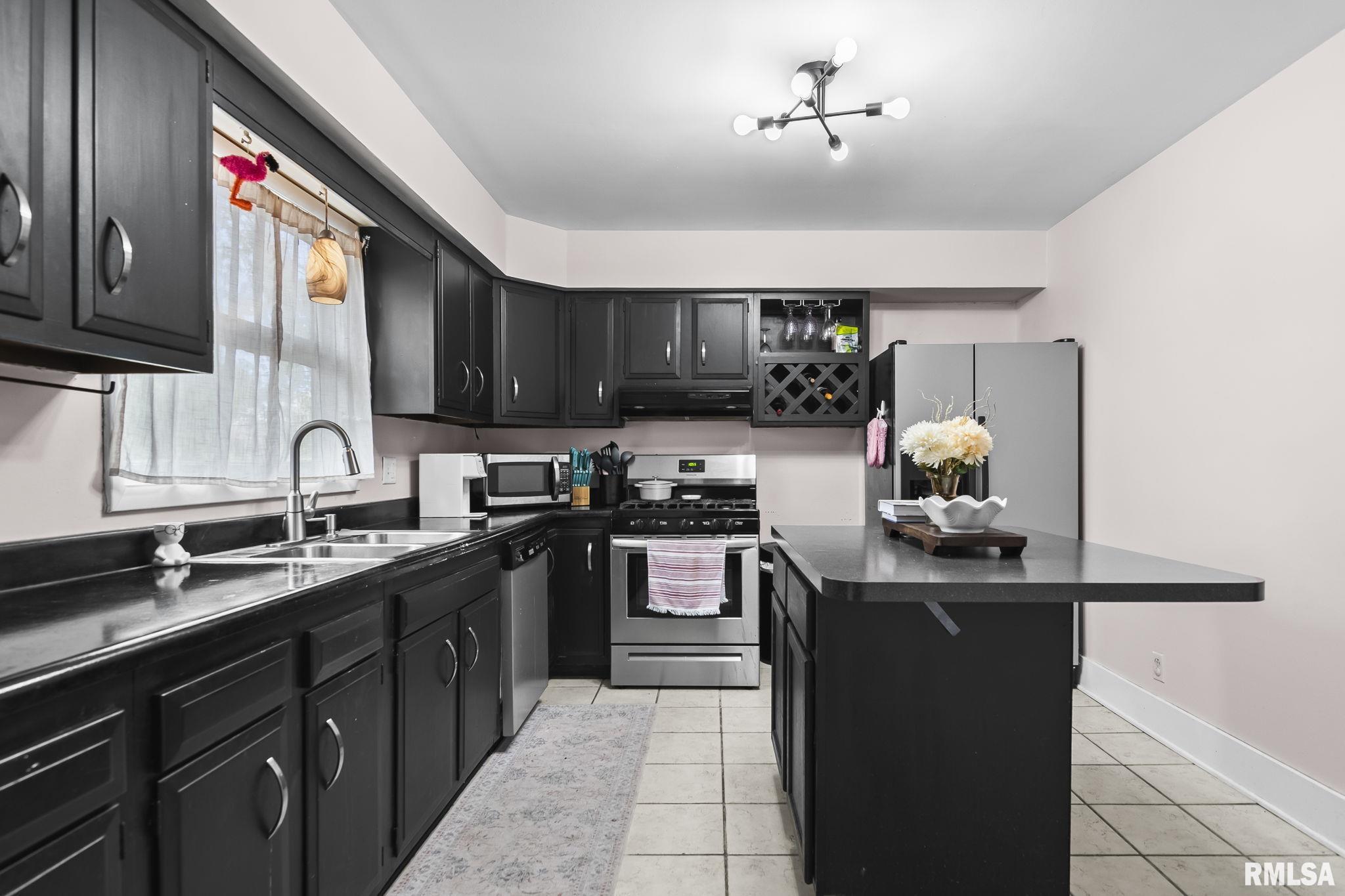 1121 N WALNUT Street