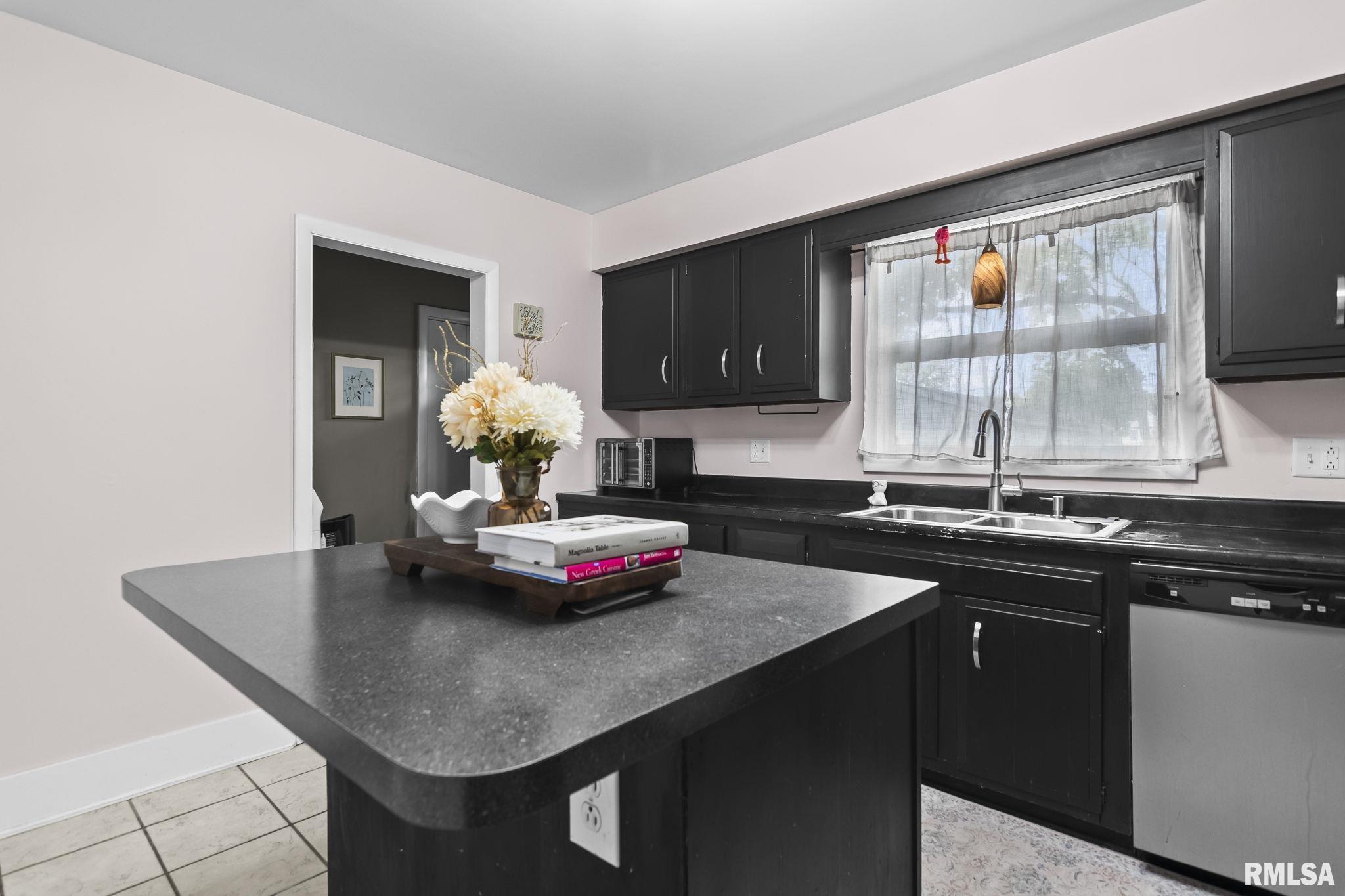 1121 N WALNUT Street