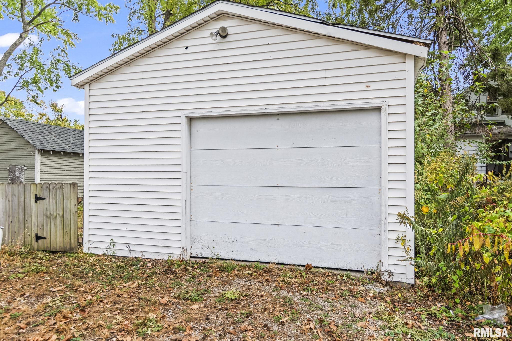 1121 N WALNUT Street