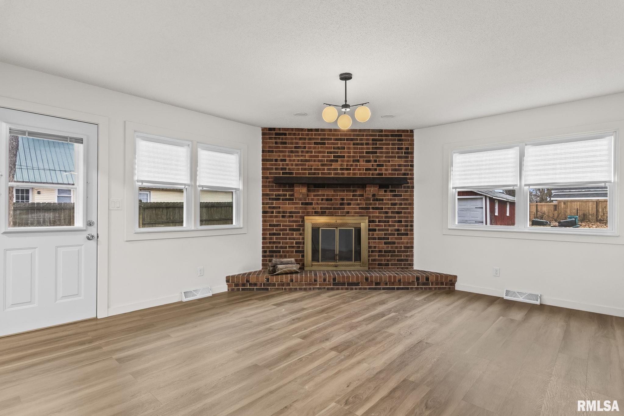 504 W CHESTNUT Street