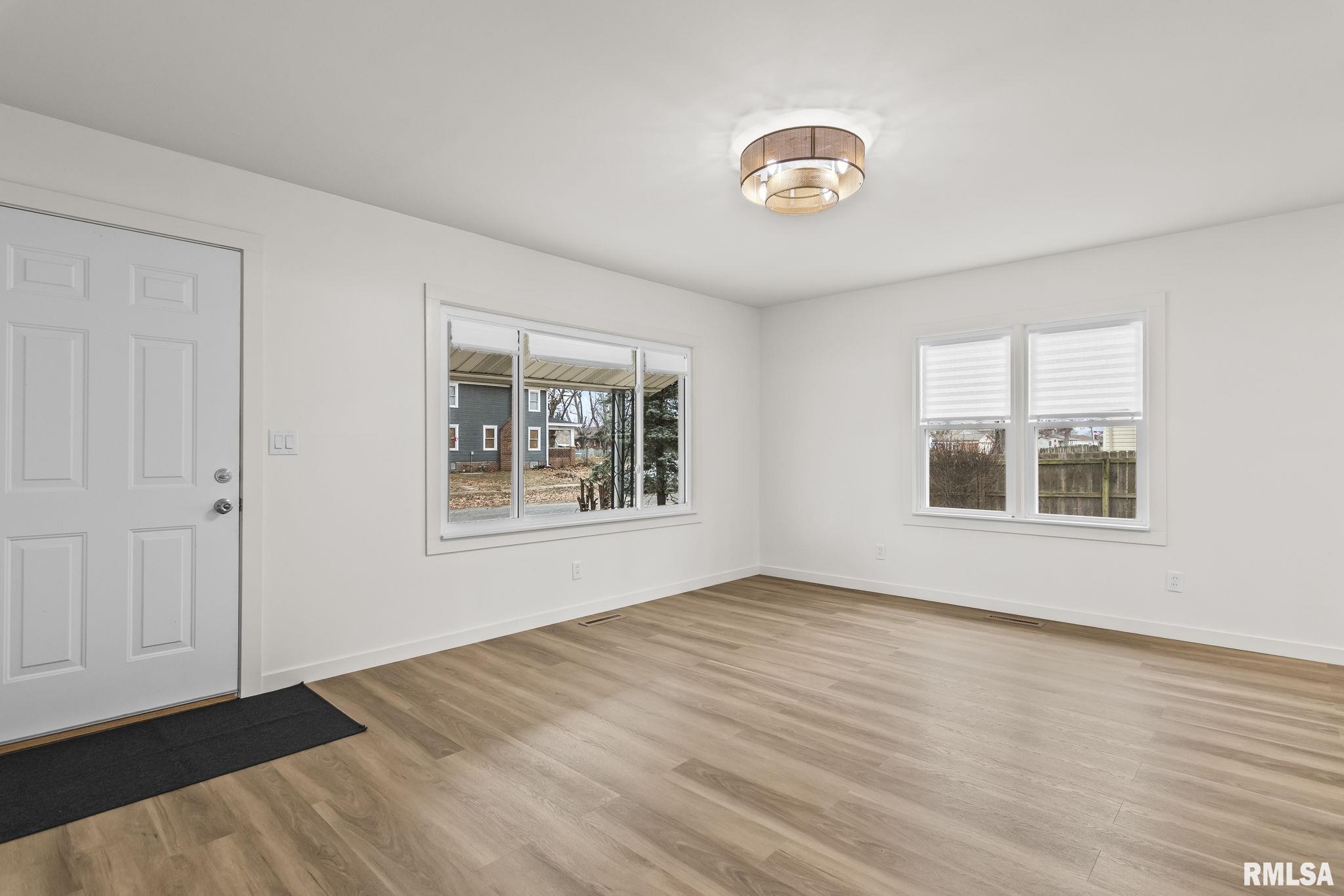 504 W CHESTNUT Street