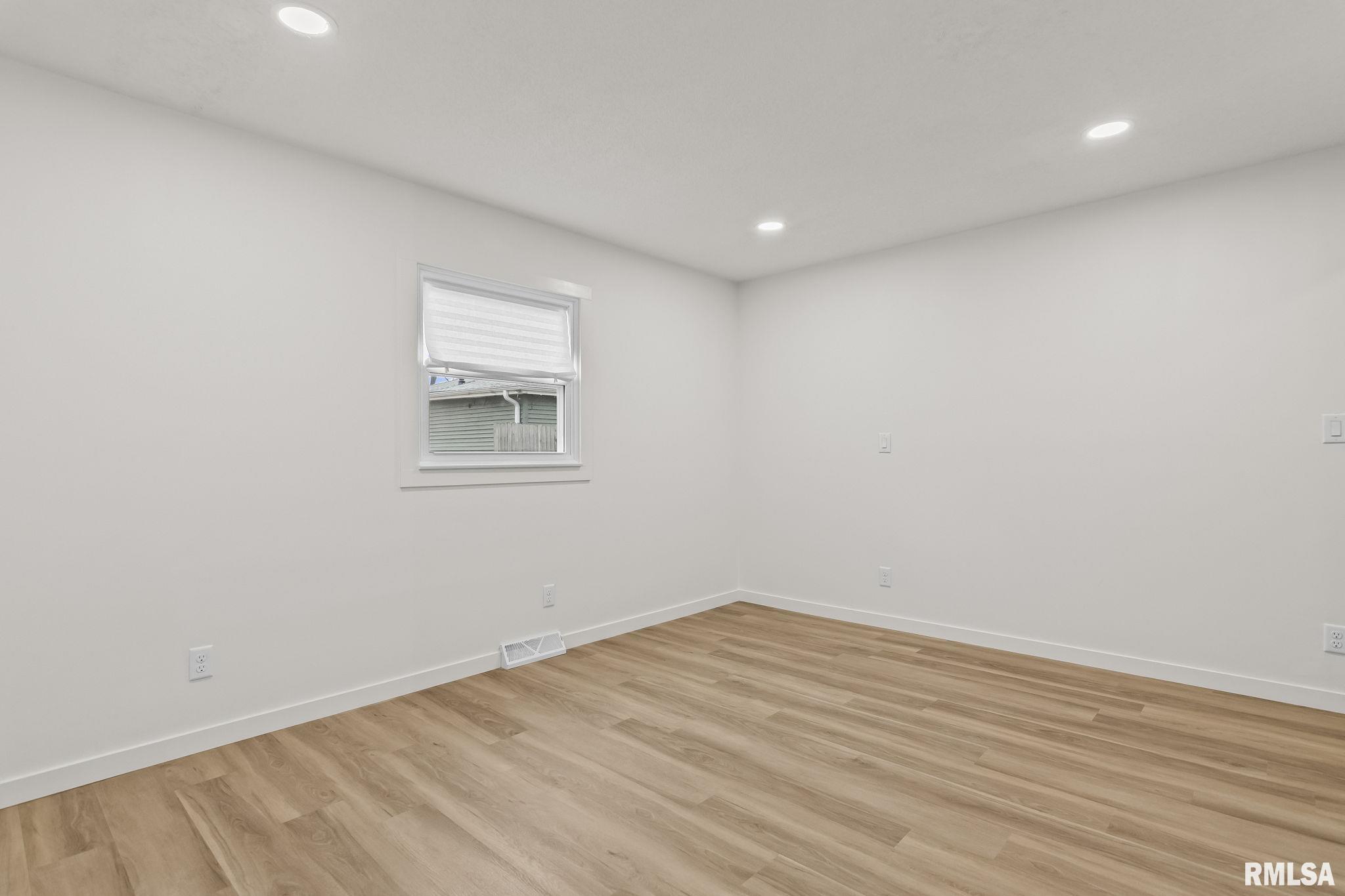 504 W CHESTNUT Street