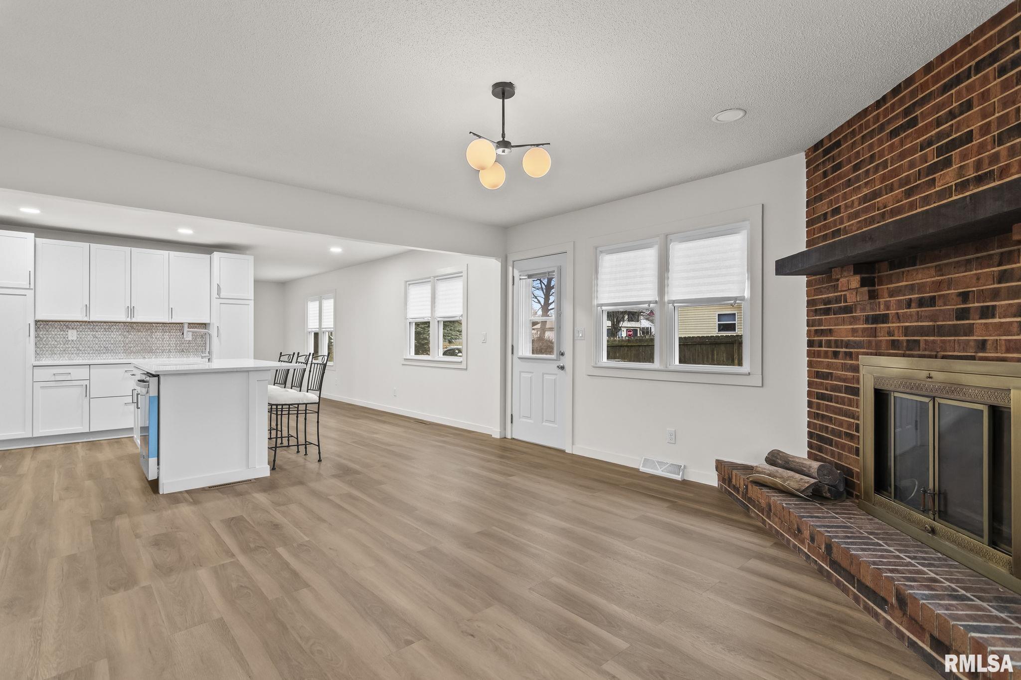 504 W CHESTNUT Street