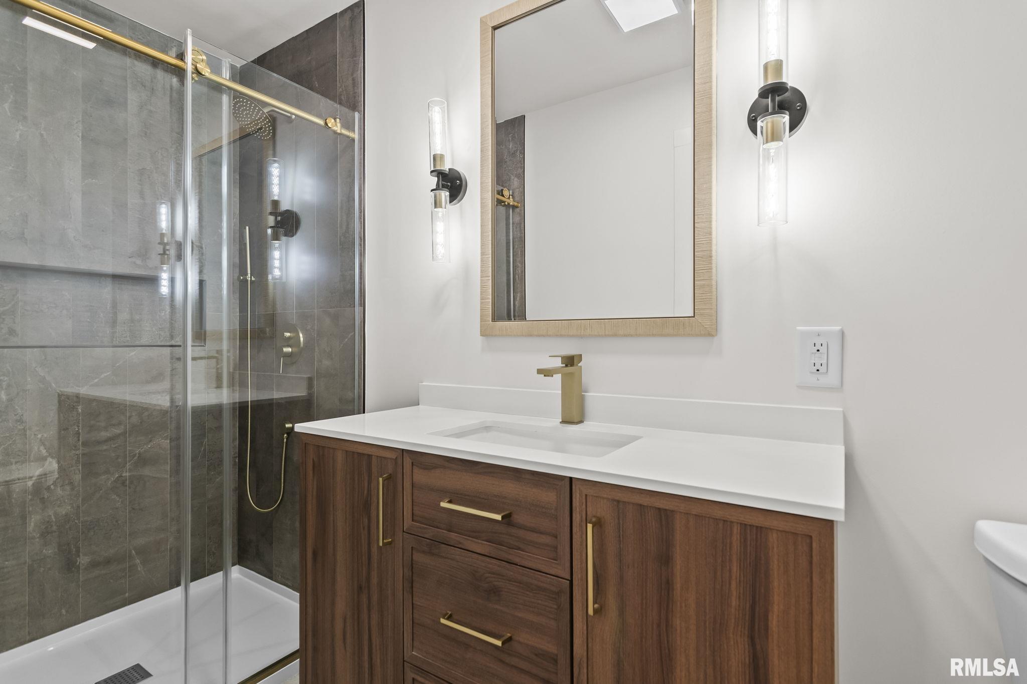 504 W CHESTNUT Street