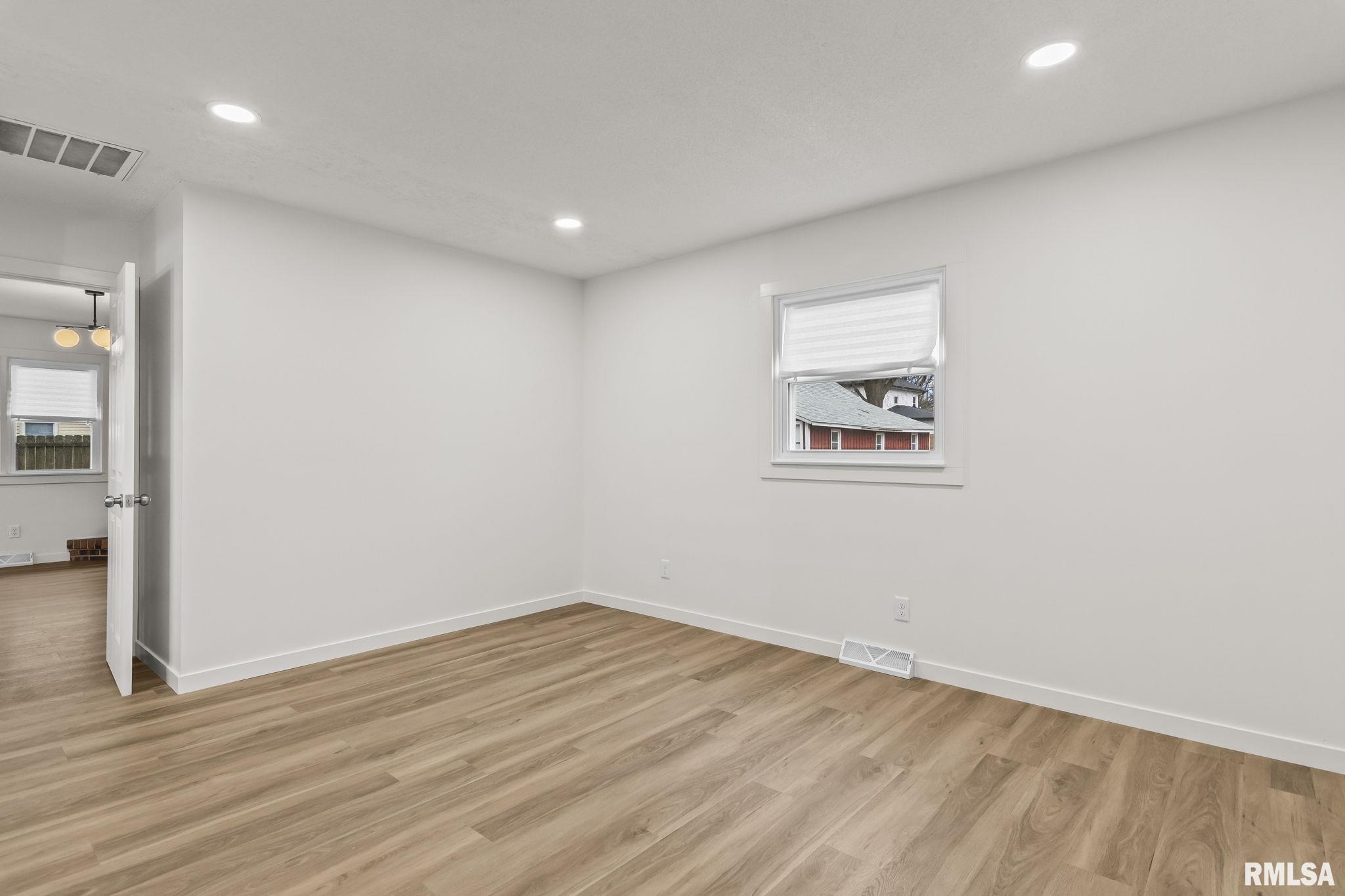 504 W CHESTNUT Street