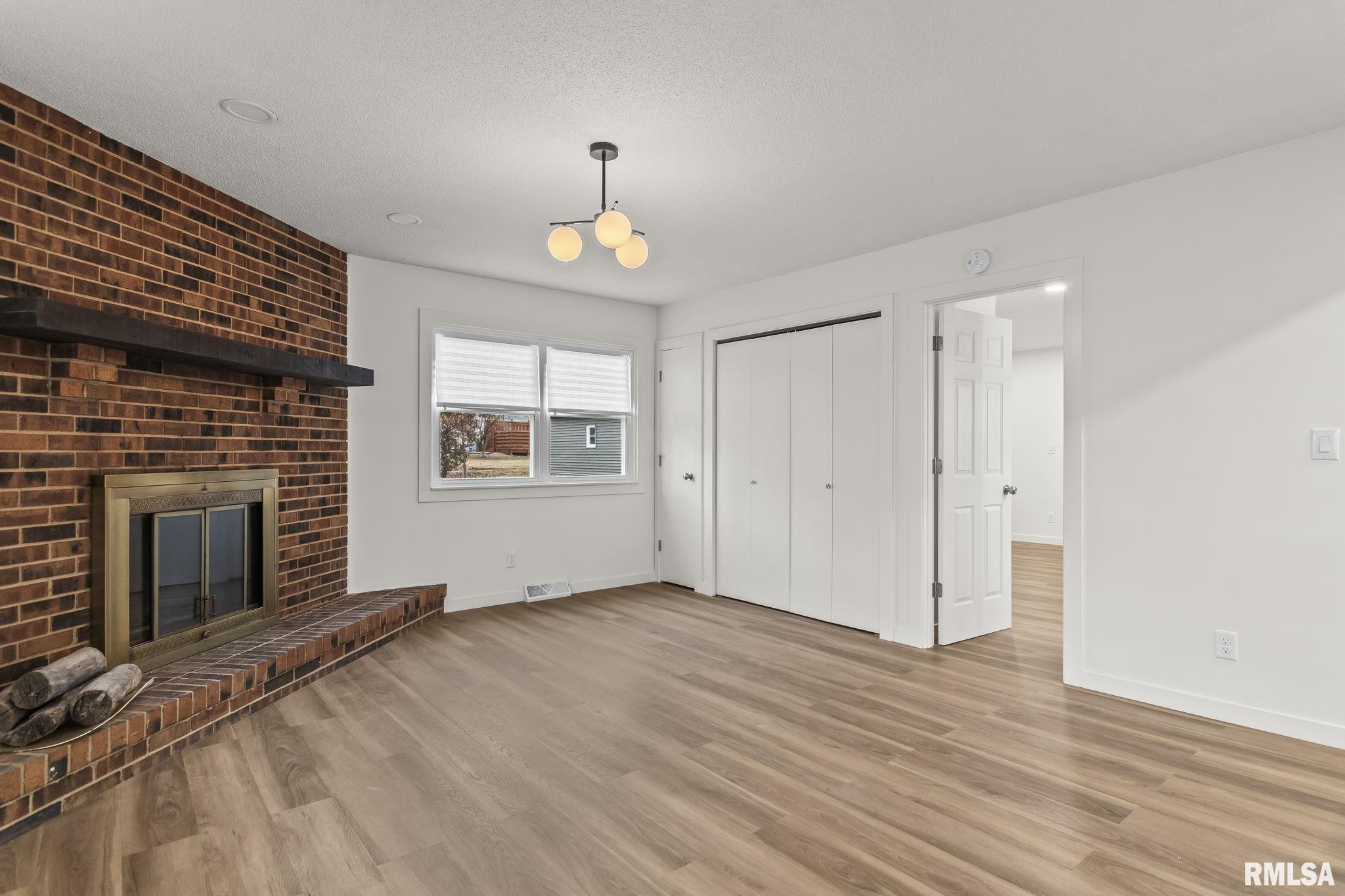 504 W CHESTNUT Street