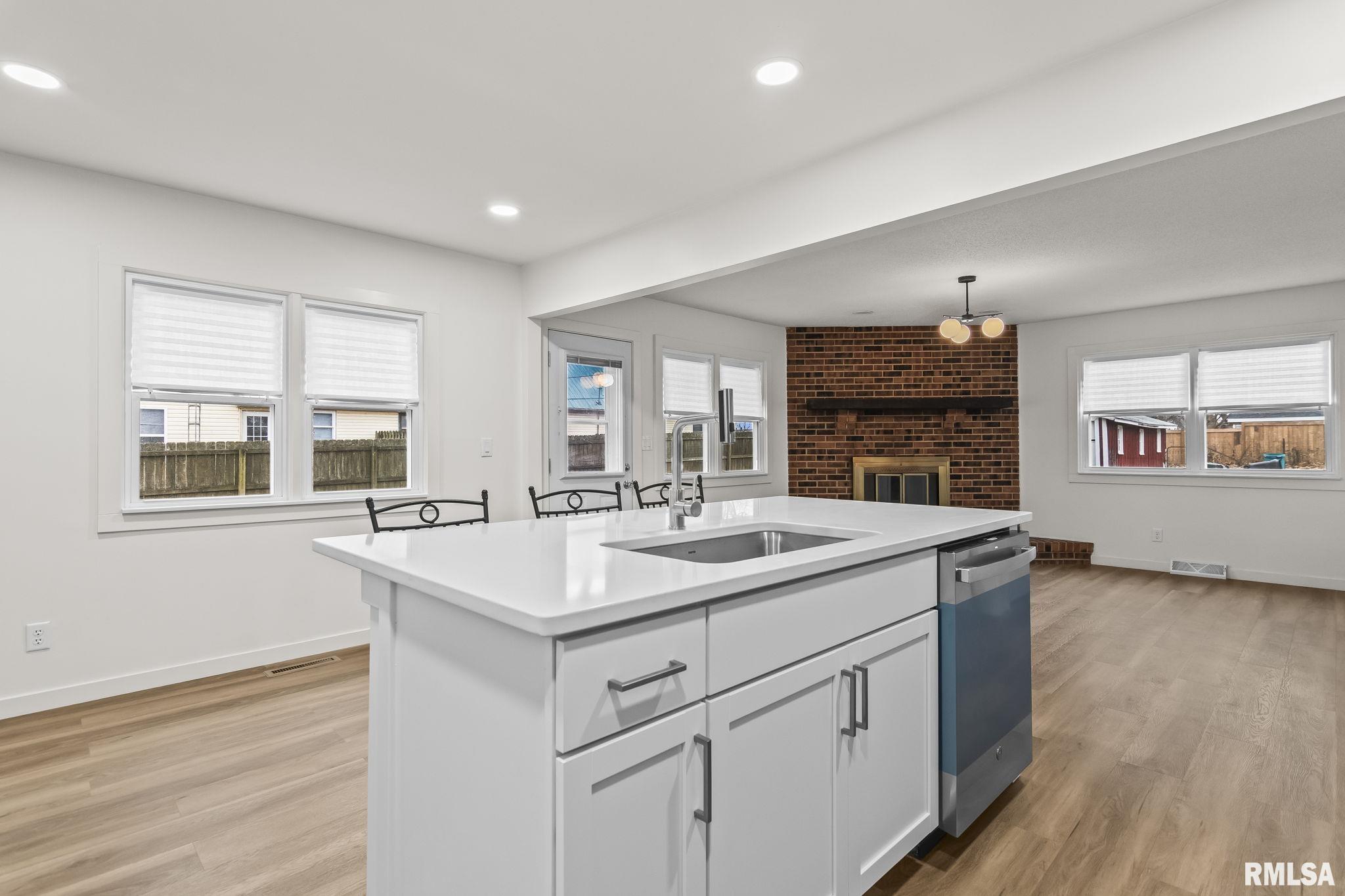 504 W CHESTNUT Street