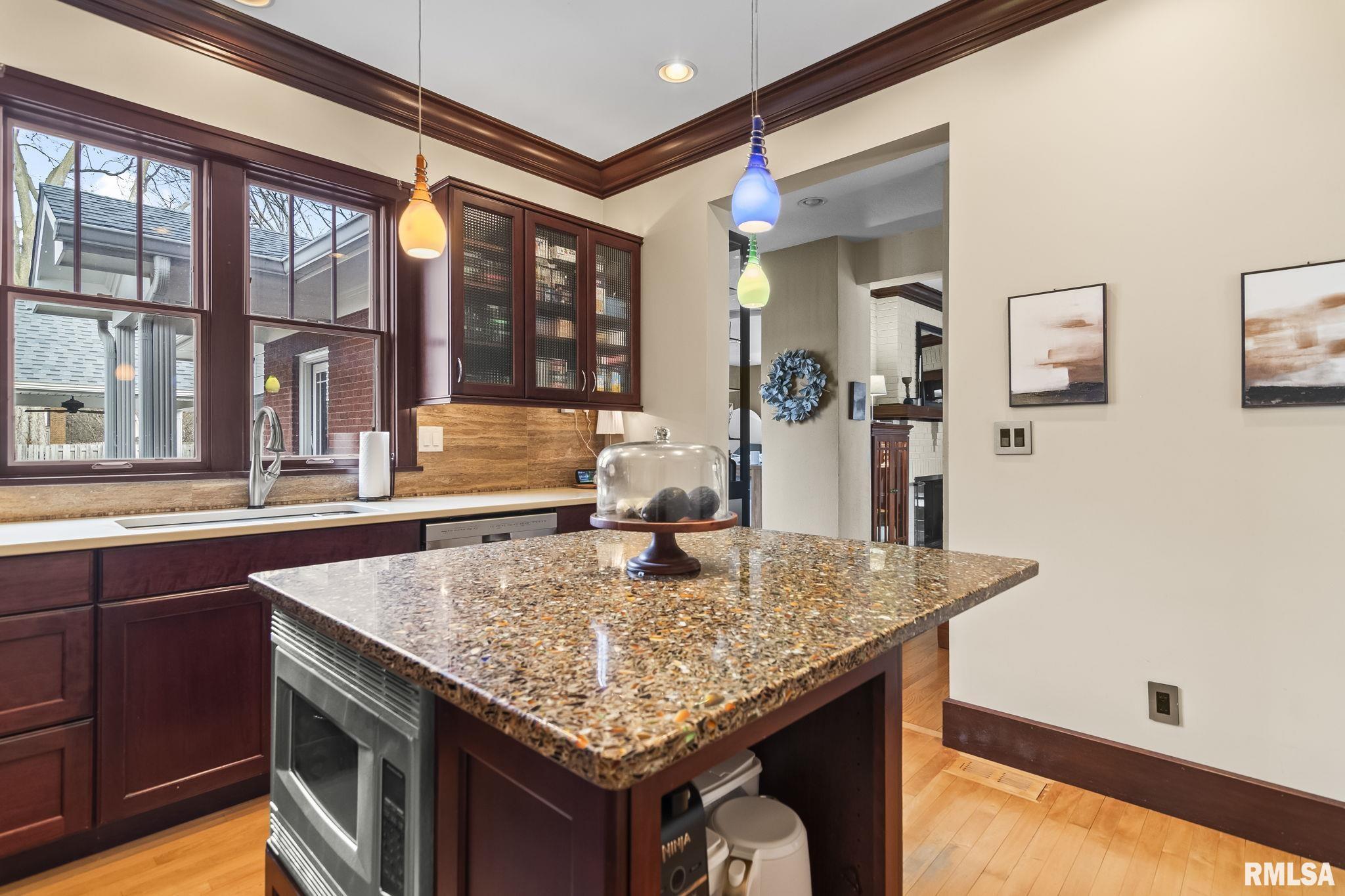 1037 WOODLAND Avenue