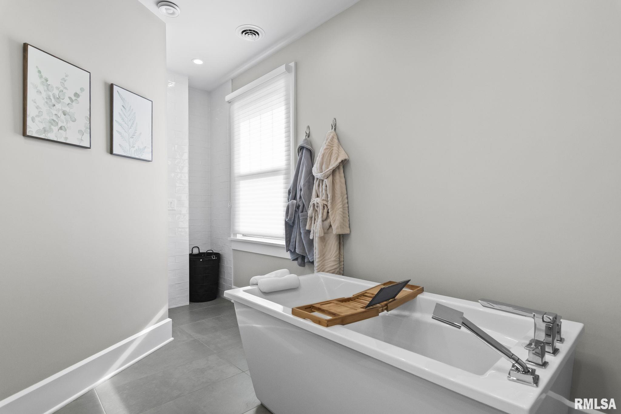 1037 WOODLAND Avenue