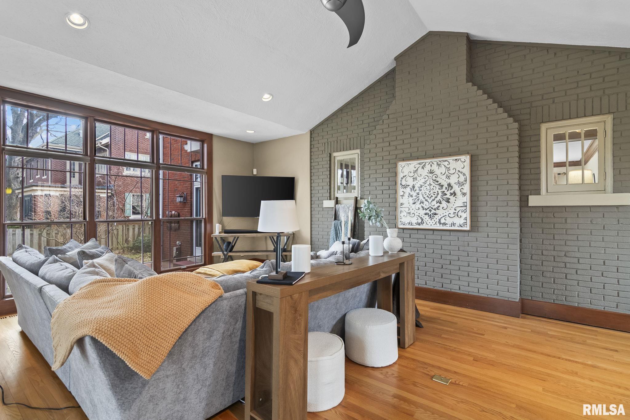 1037 WOODLAND Avenue