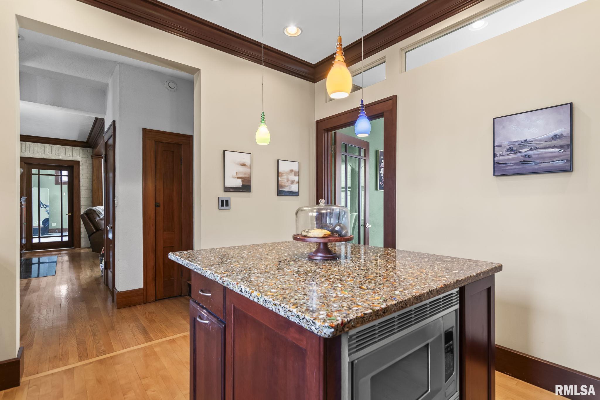 1037 WOODLAND Avenue