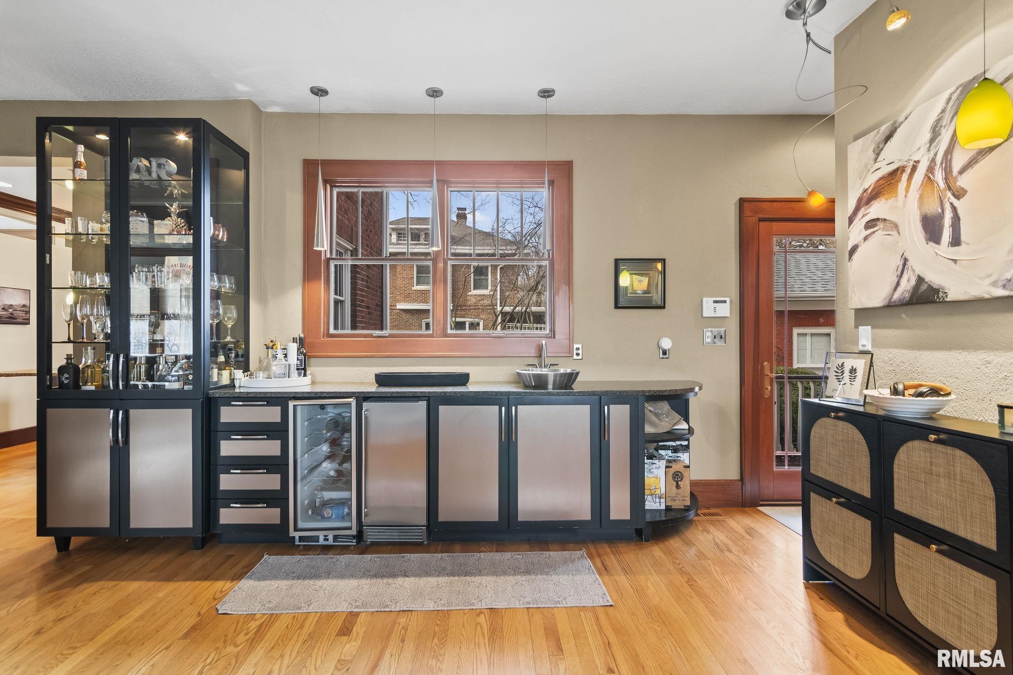 1037 WOODLAND Avenue