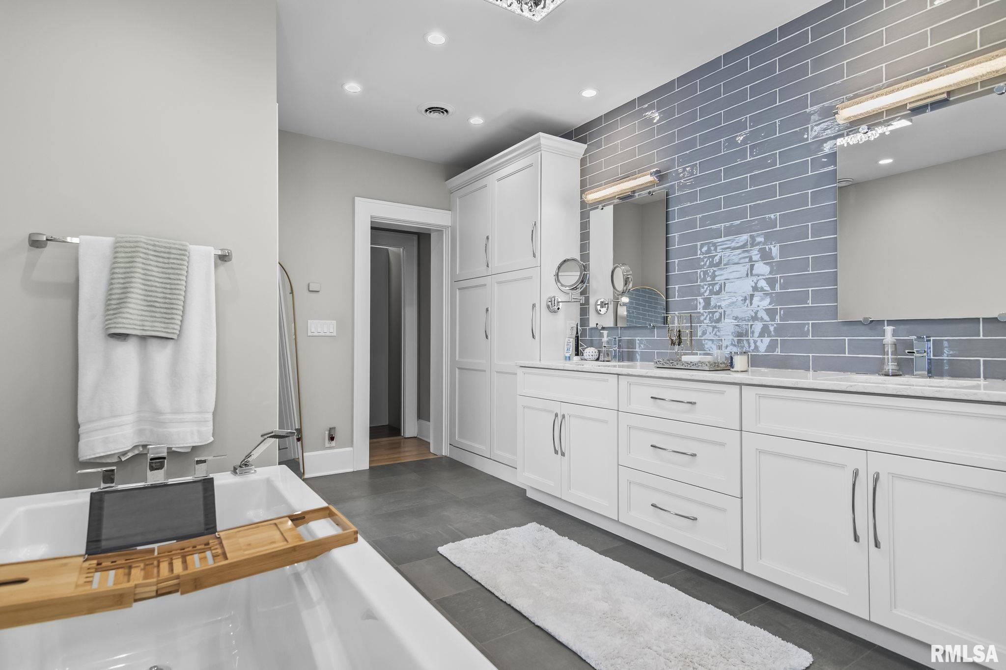 1037 WOODLAND Avenue