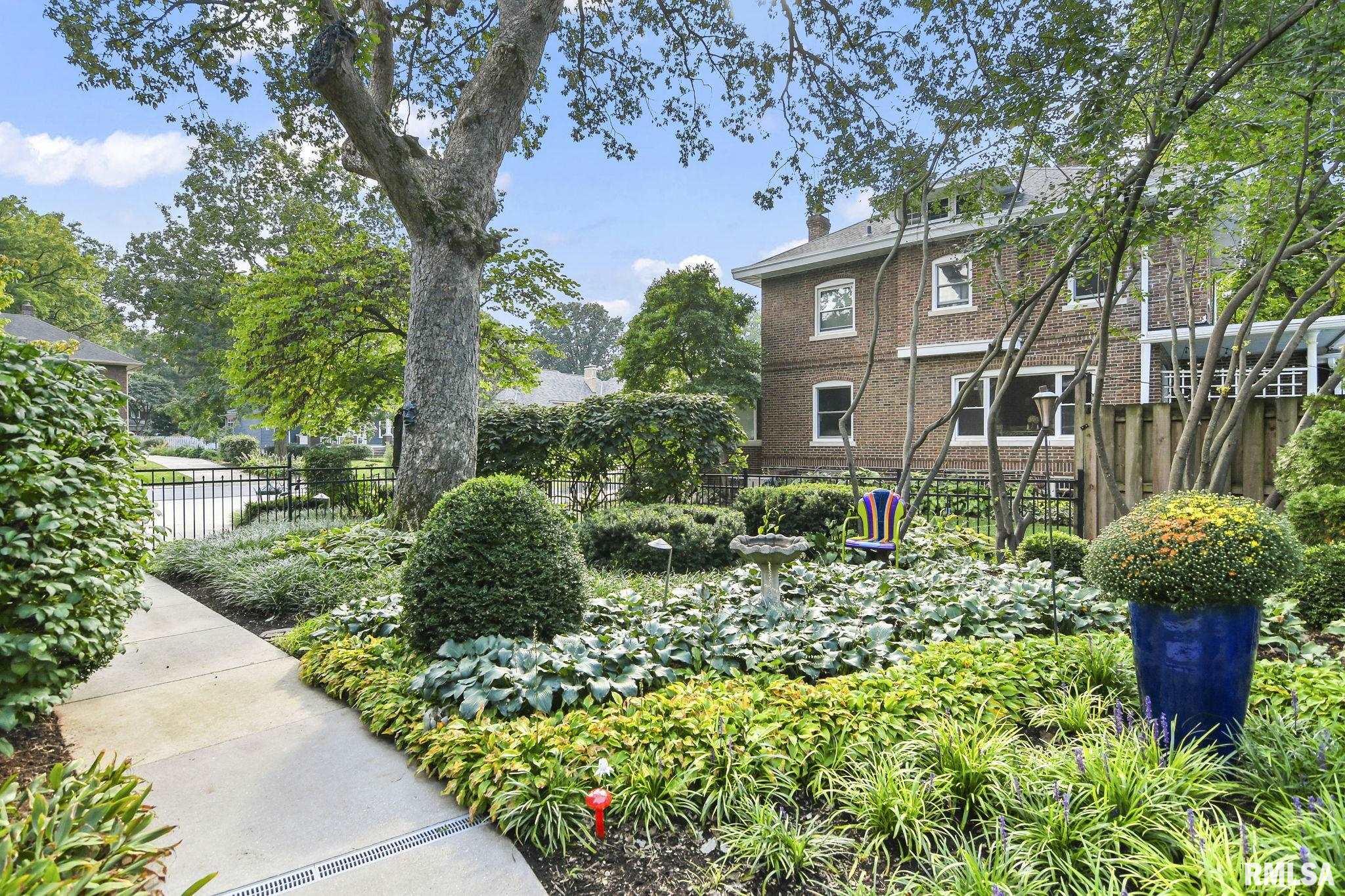 1037 WOODLAND Avenue