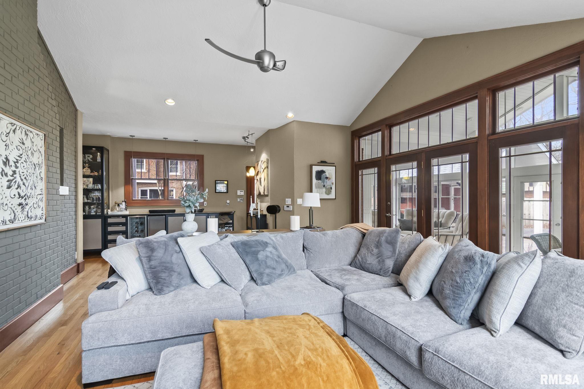 1037 WOODLAND Avenue