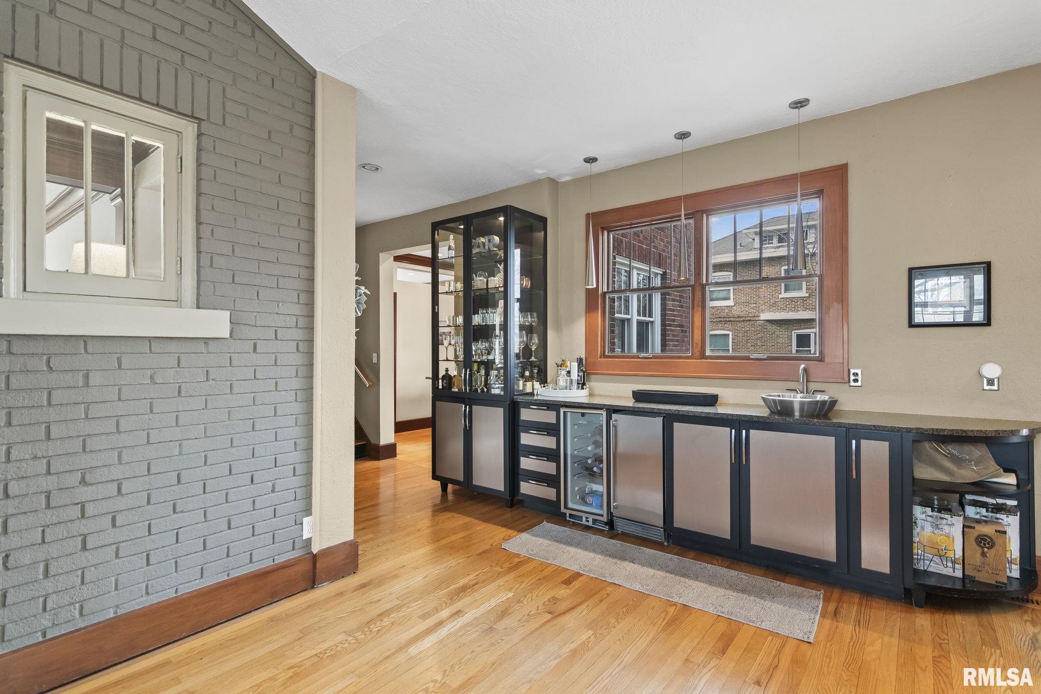 1037 WOODLAND Avenue