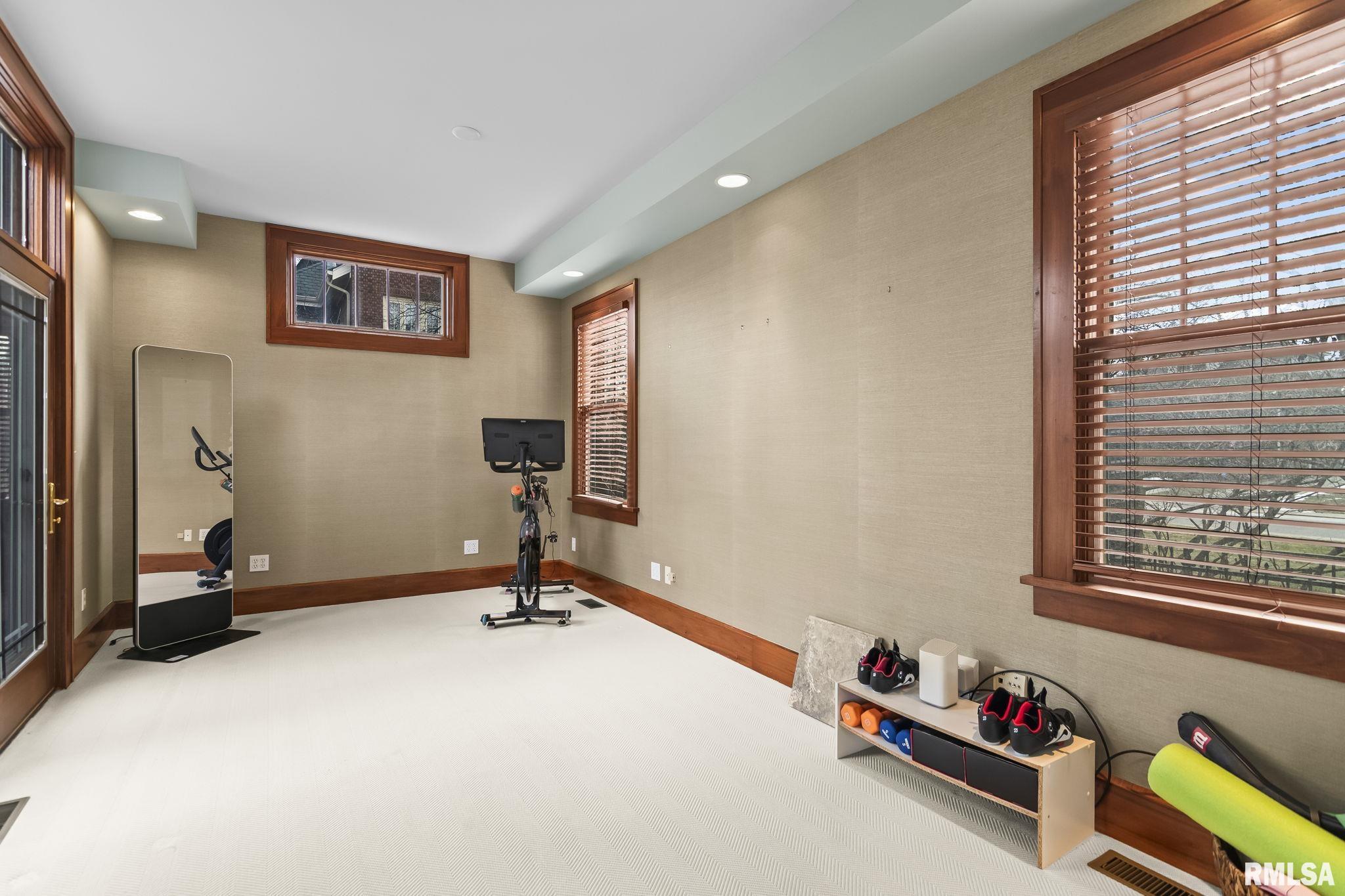 1037 WOODLAND Avenue