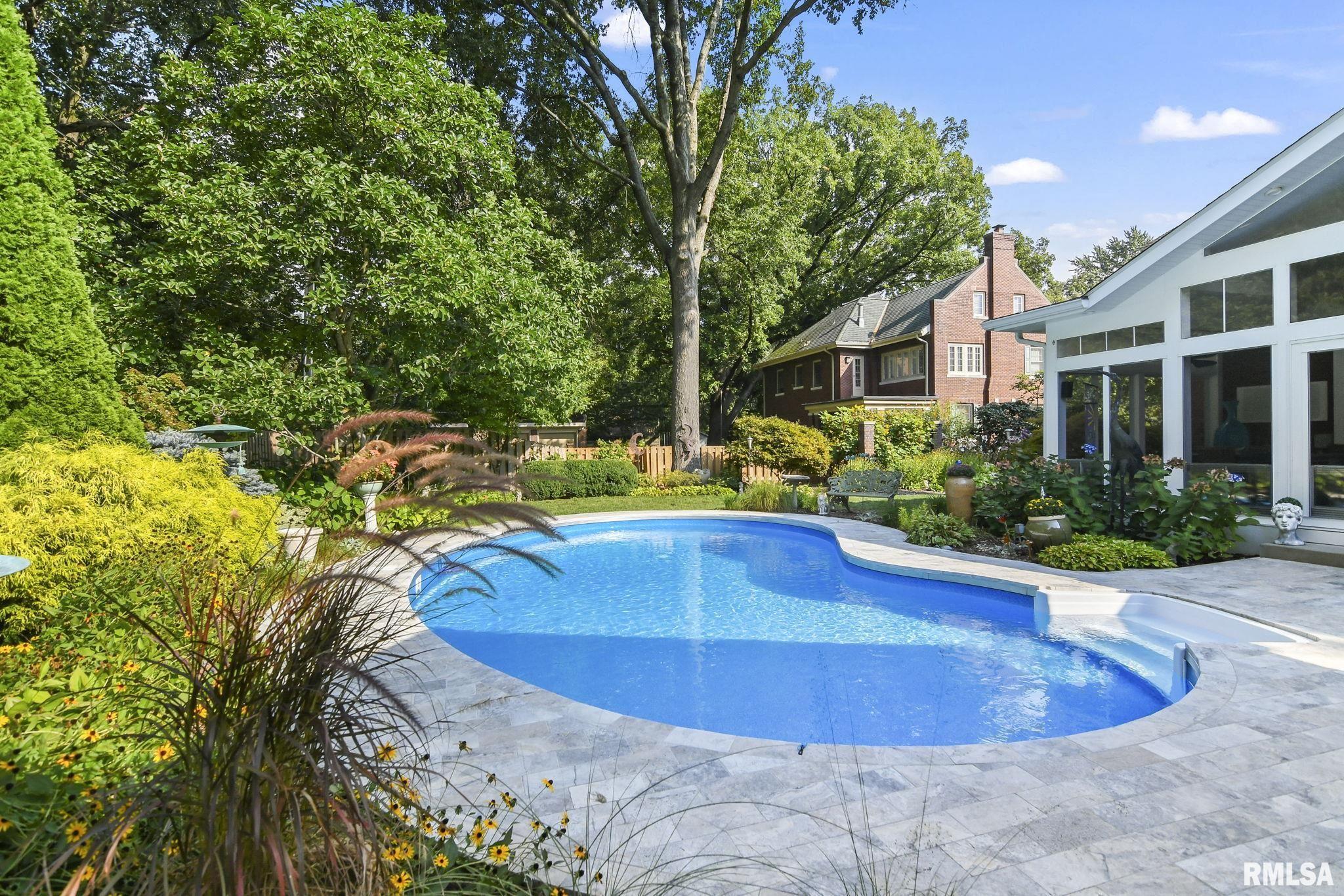 1037 WOODLAND Avenue