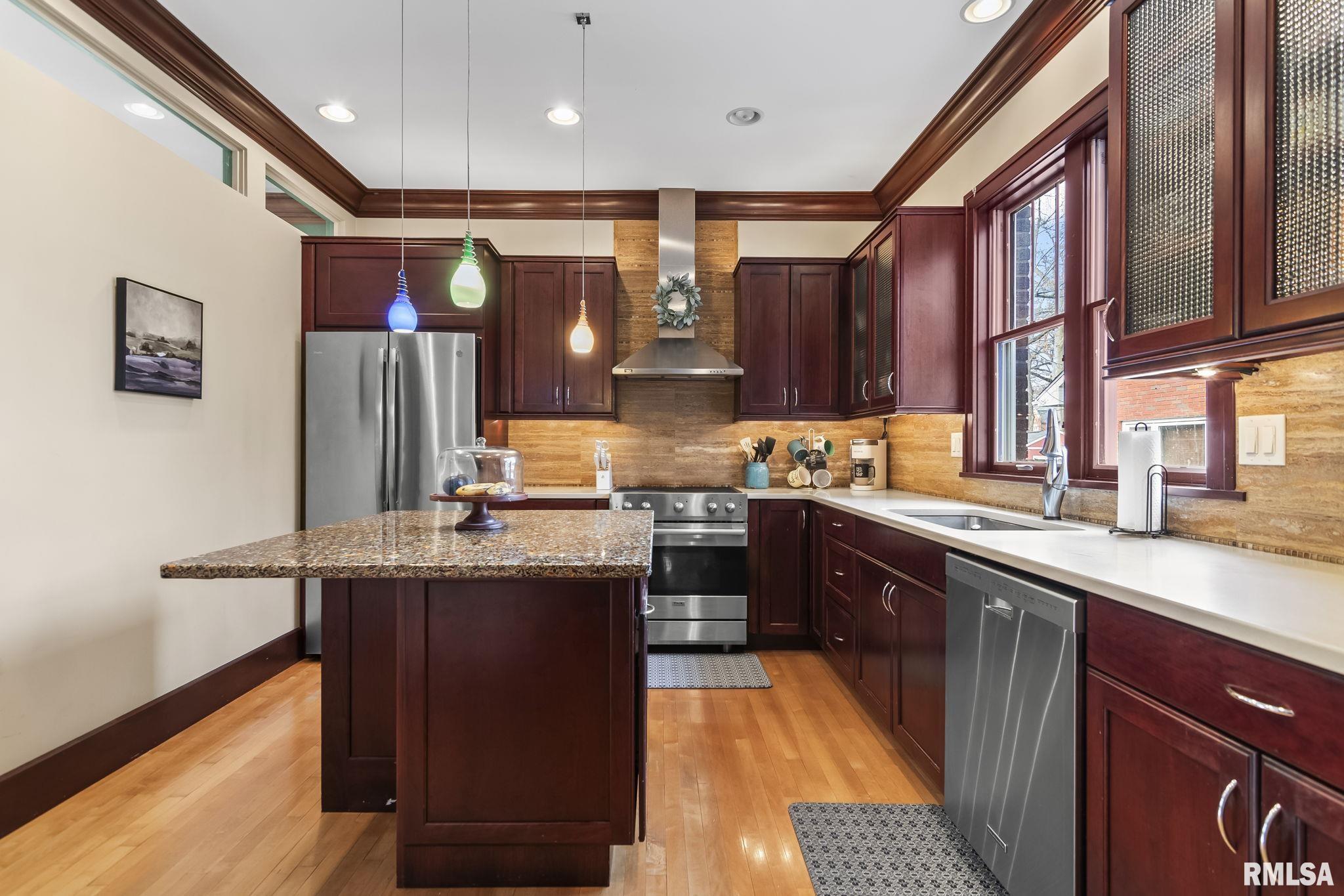 1037 WOODLAND Avenue