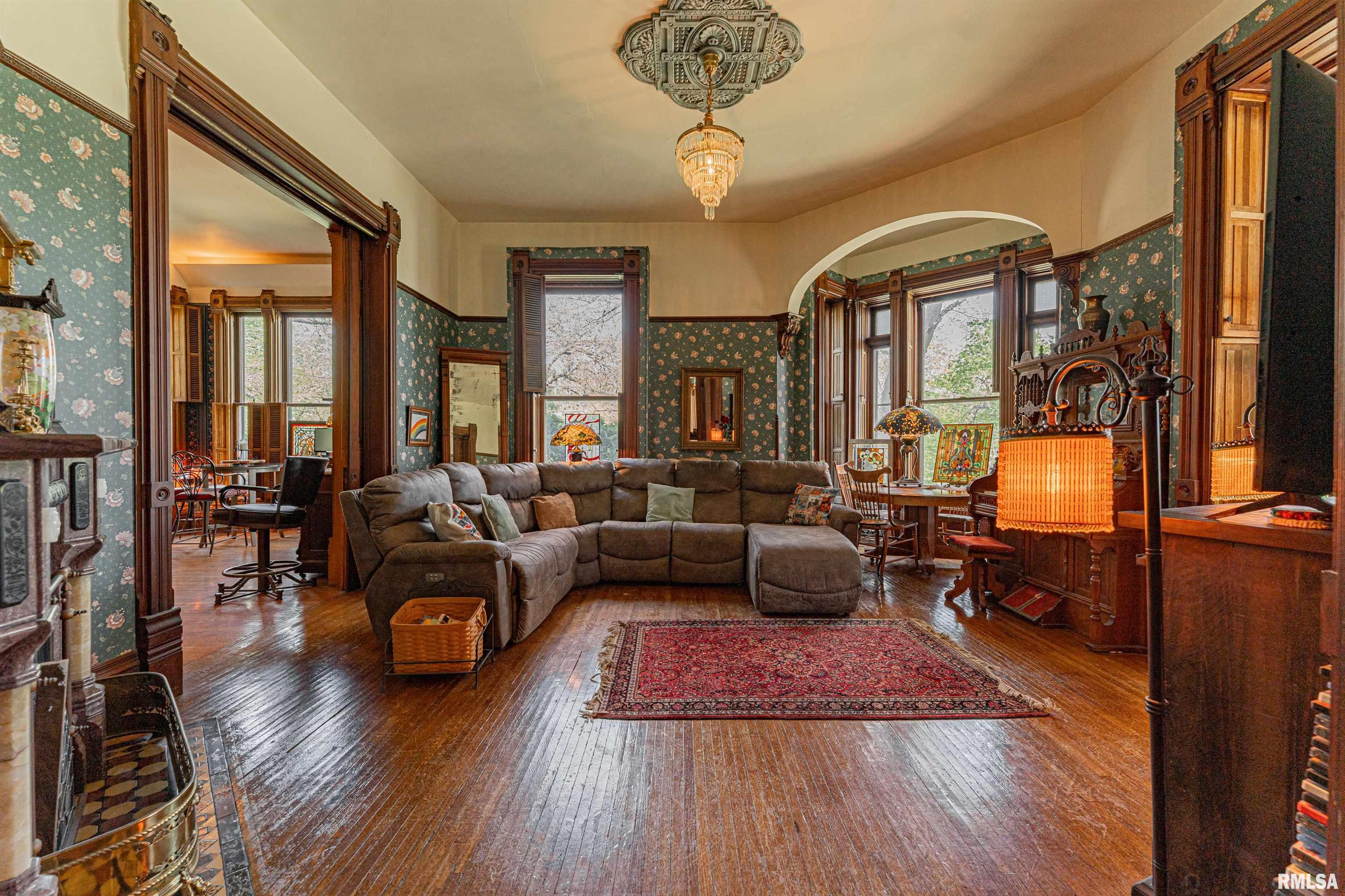 324 W JACKSON Street
