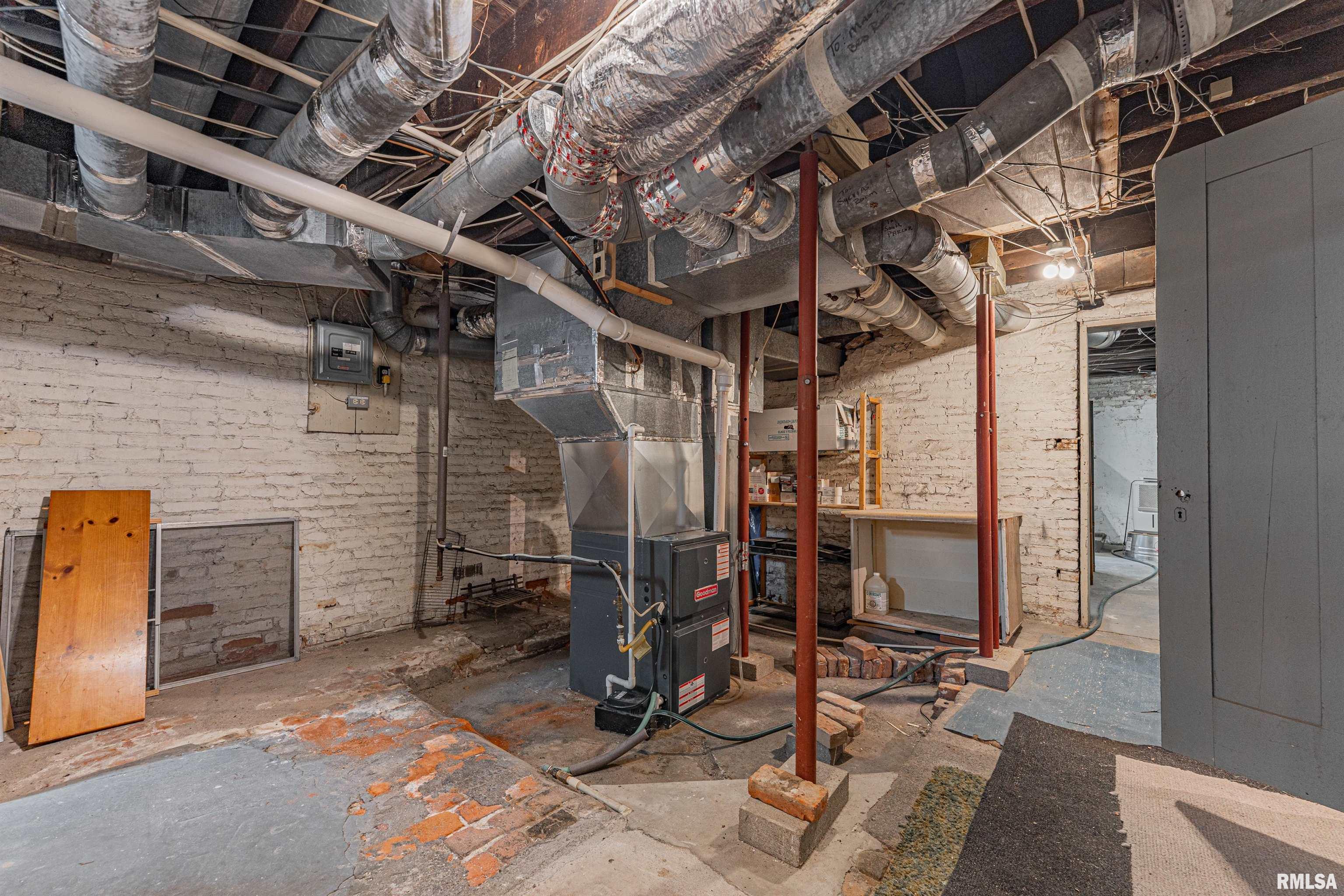 324 W JACKSON Street