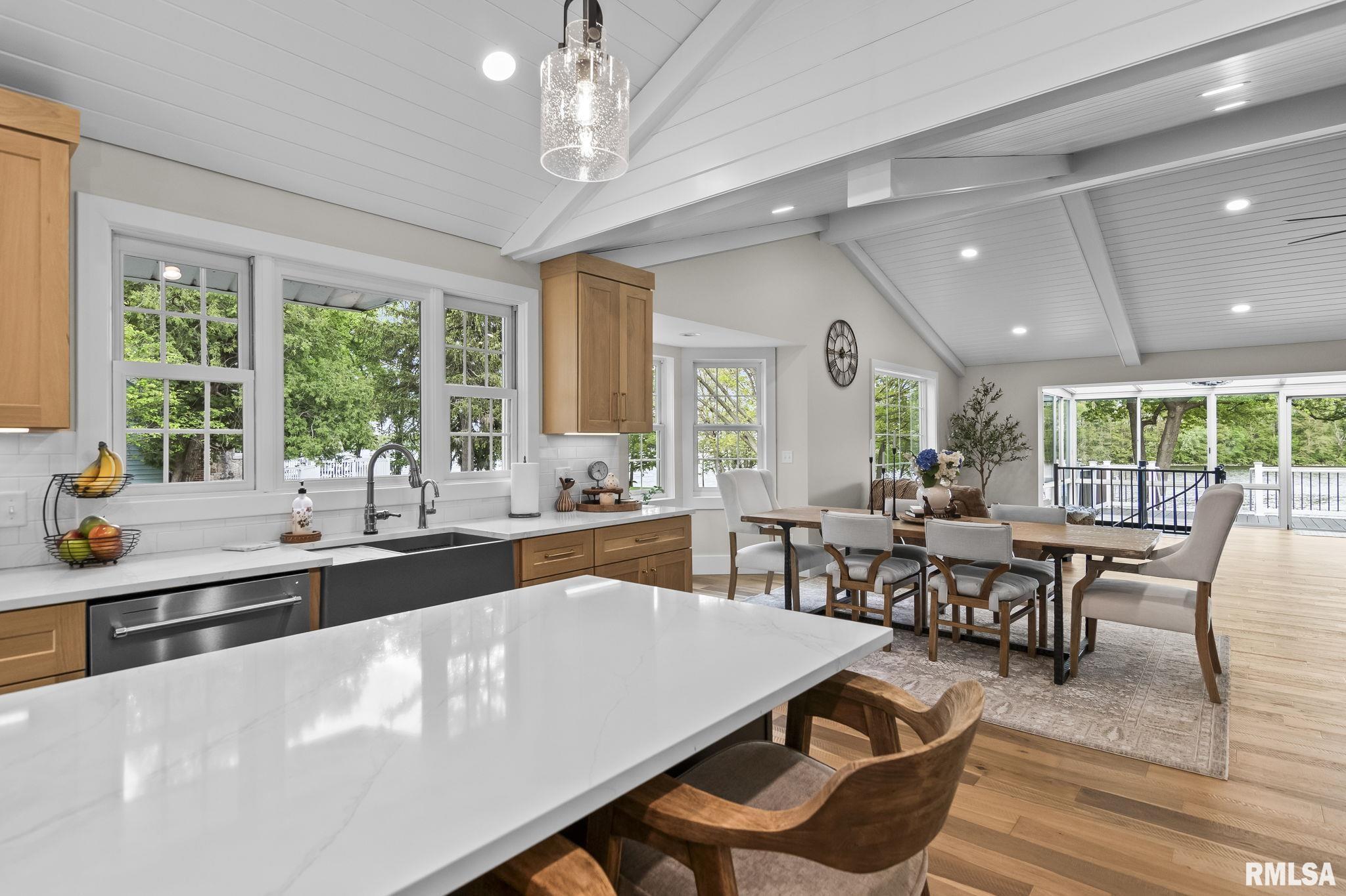 1508 W LAKE SHORE Drive