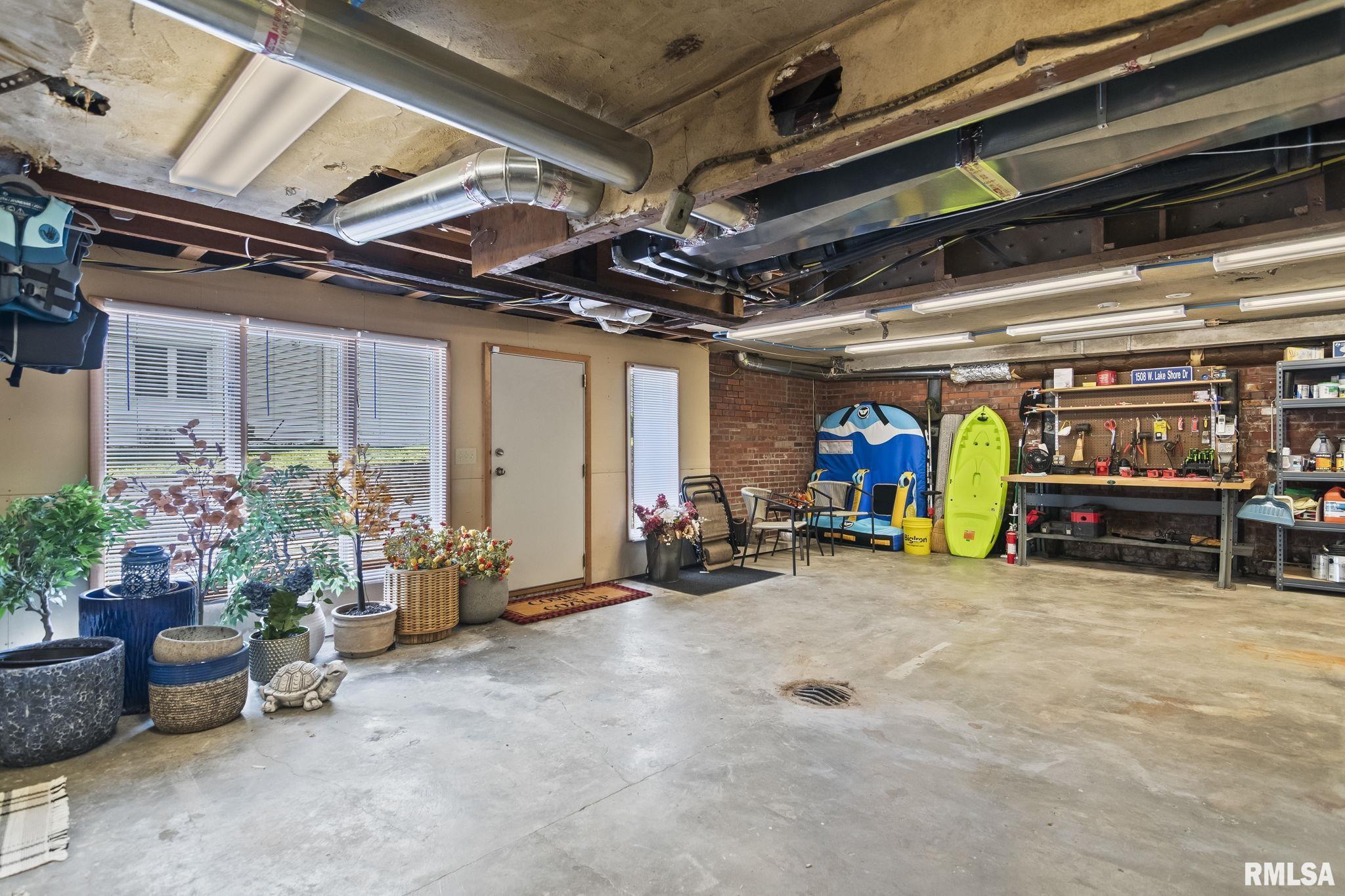 1508 W LAKE SHORE Drive