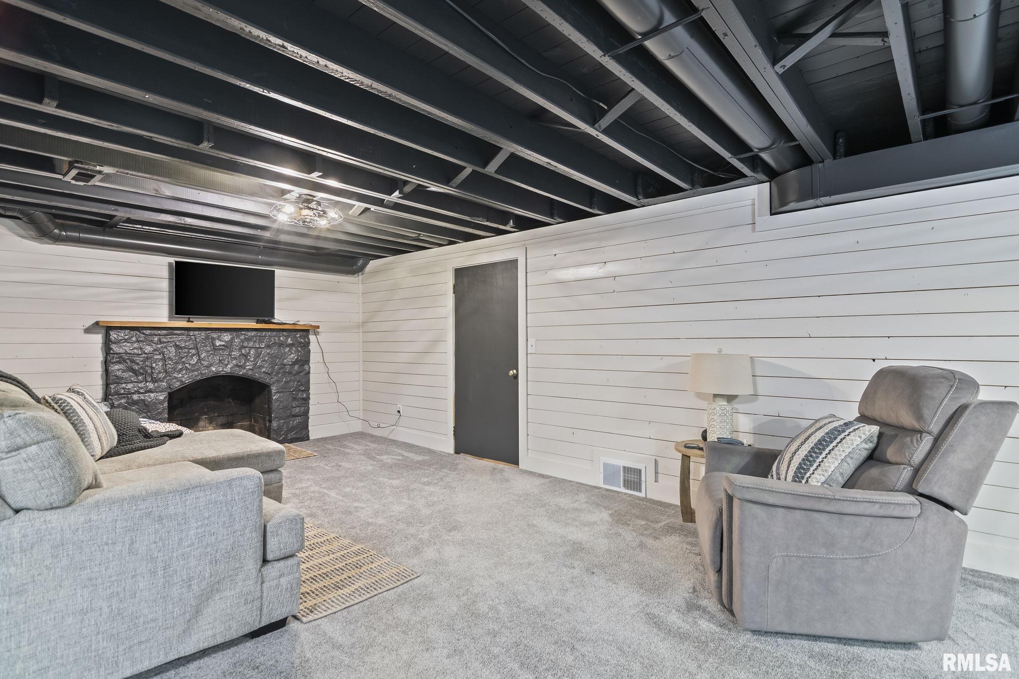 1508 W LAKE SHORE Drive
