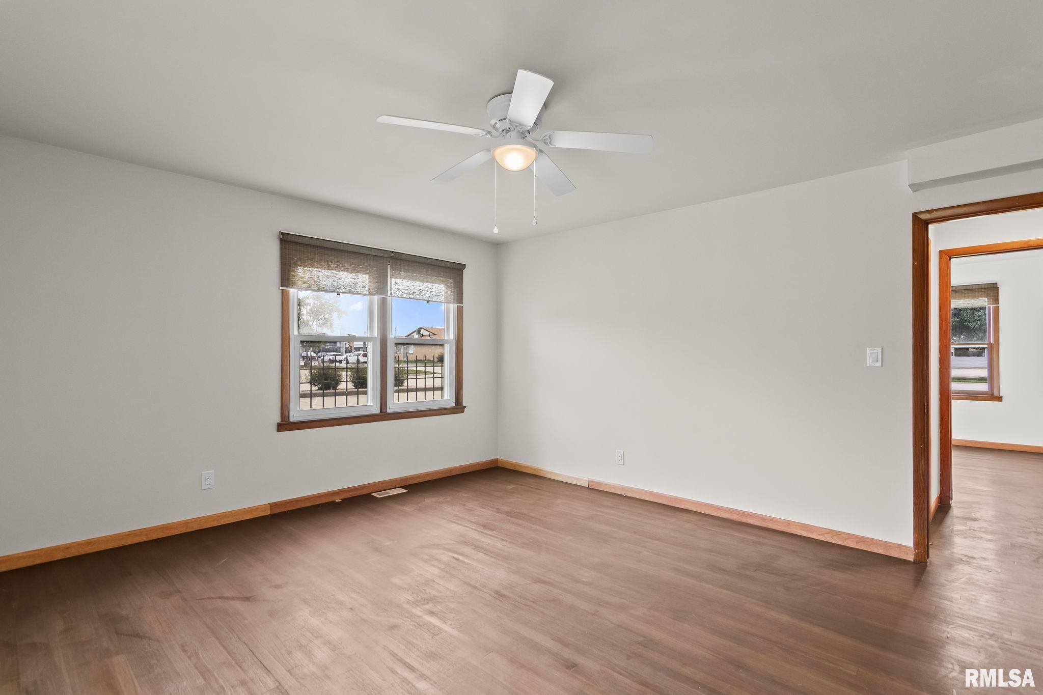 113 W WALNUT Street
