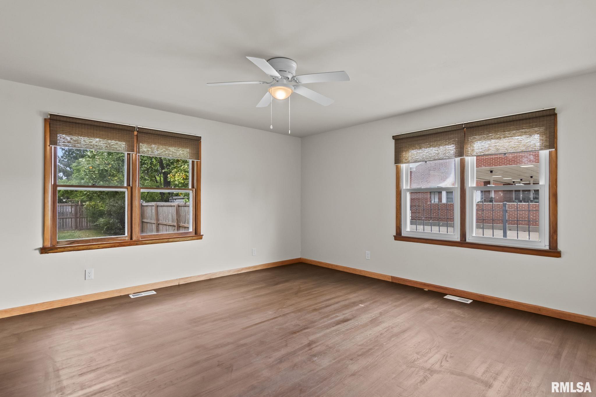 113 W WALNUT Street