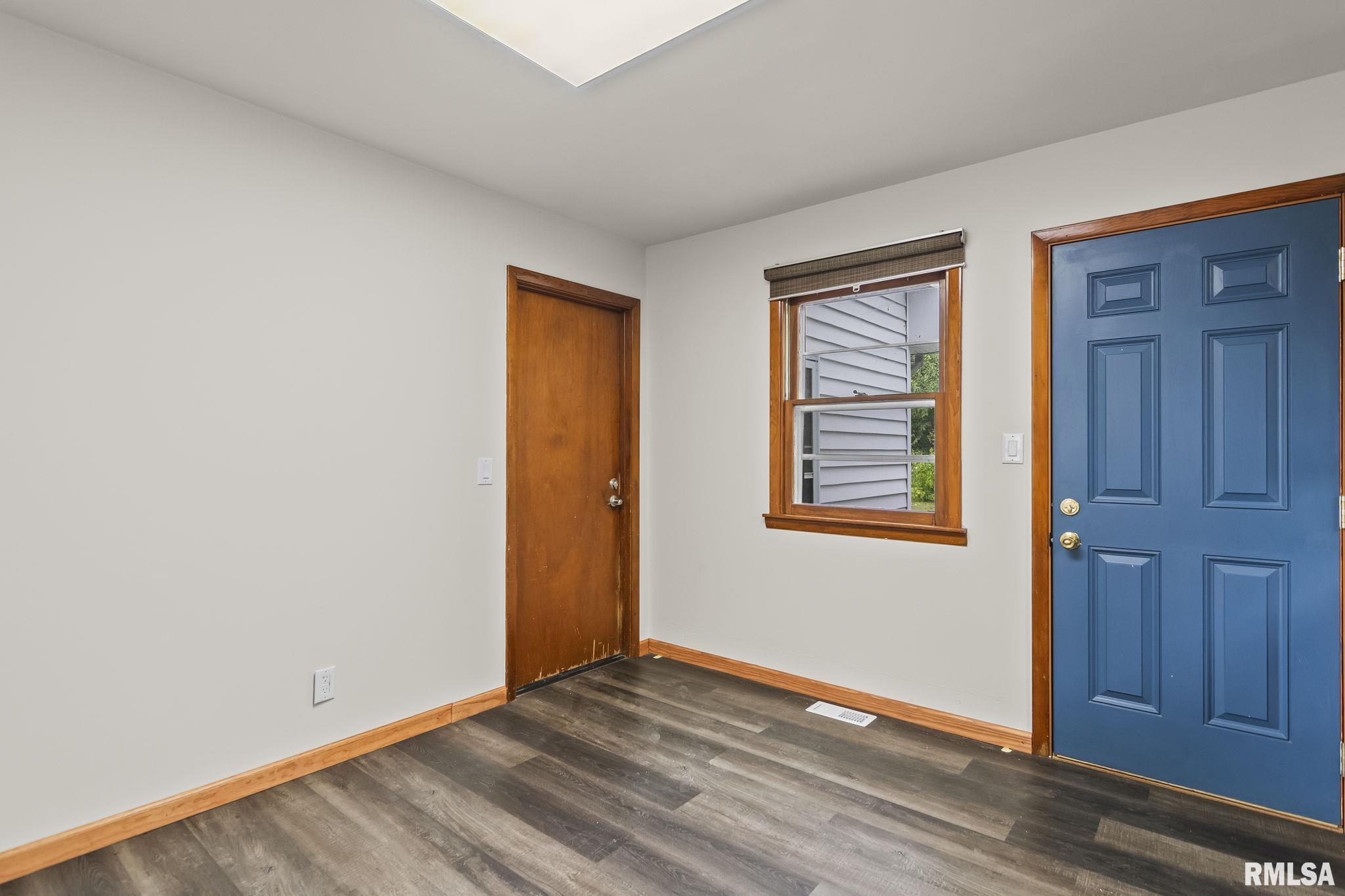 113 W WALNUT Street