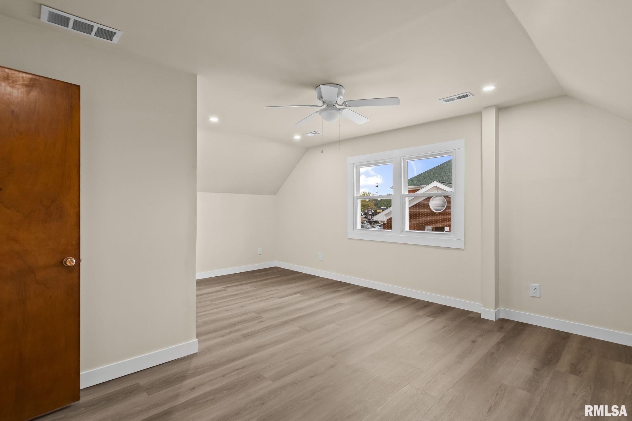 113 W WALNUT Street