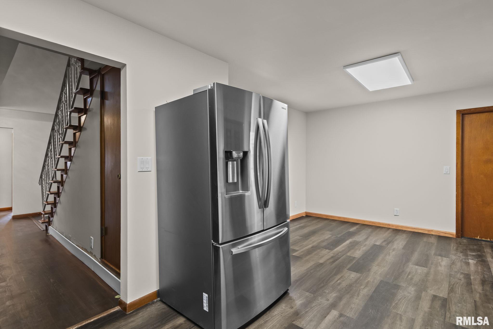 113 W WALNUT Street