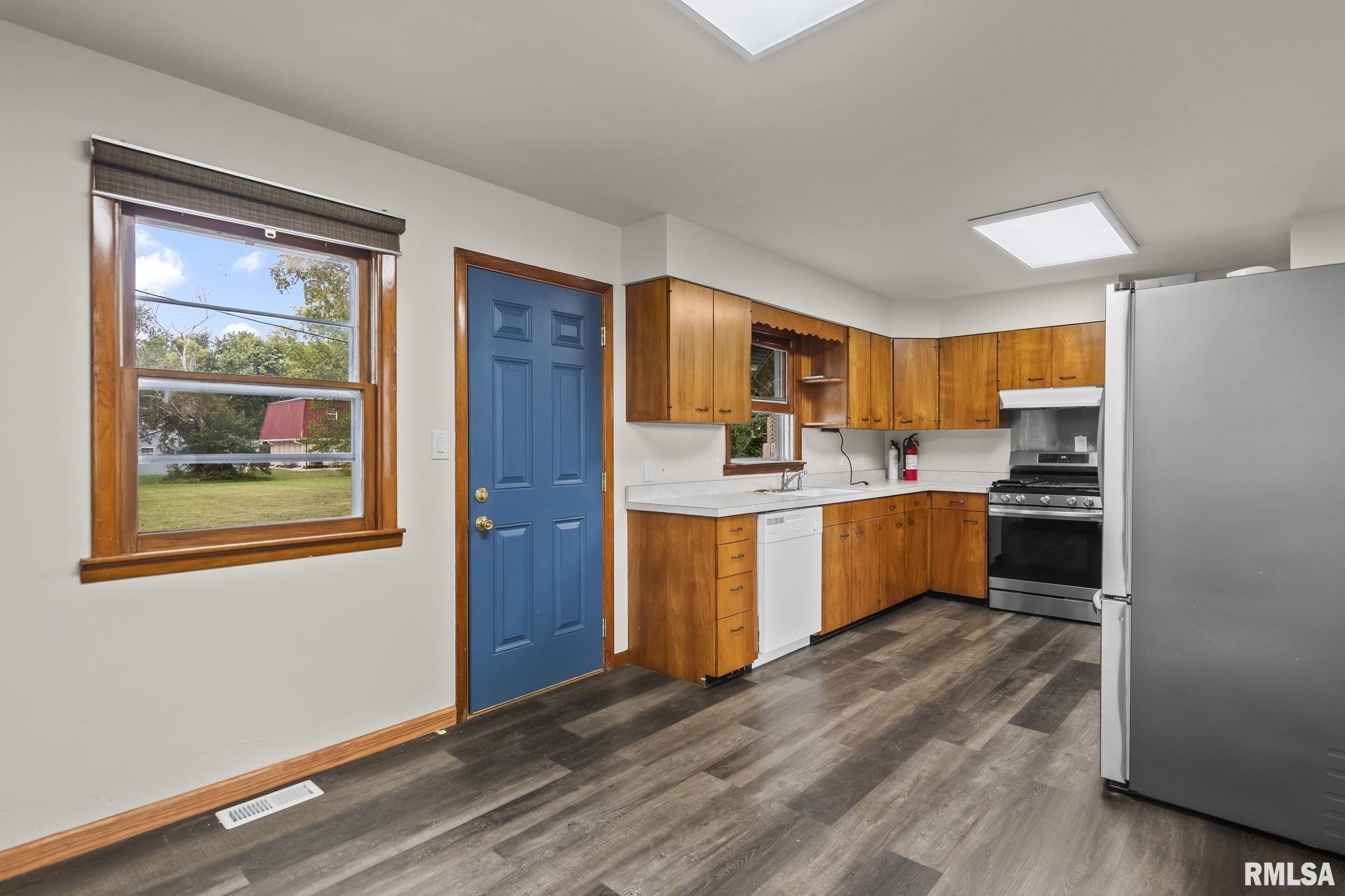 113 W WALNUT Street