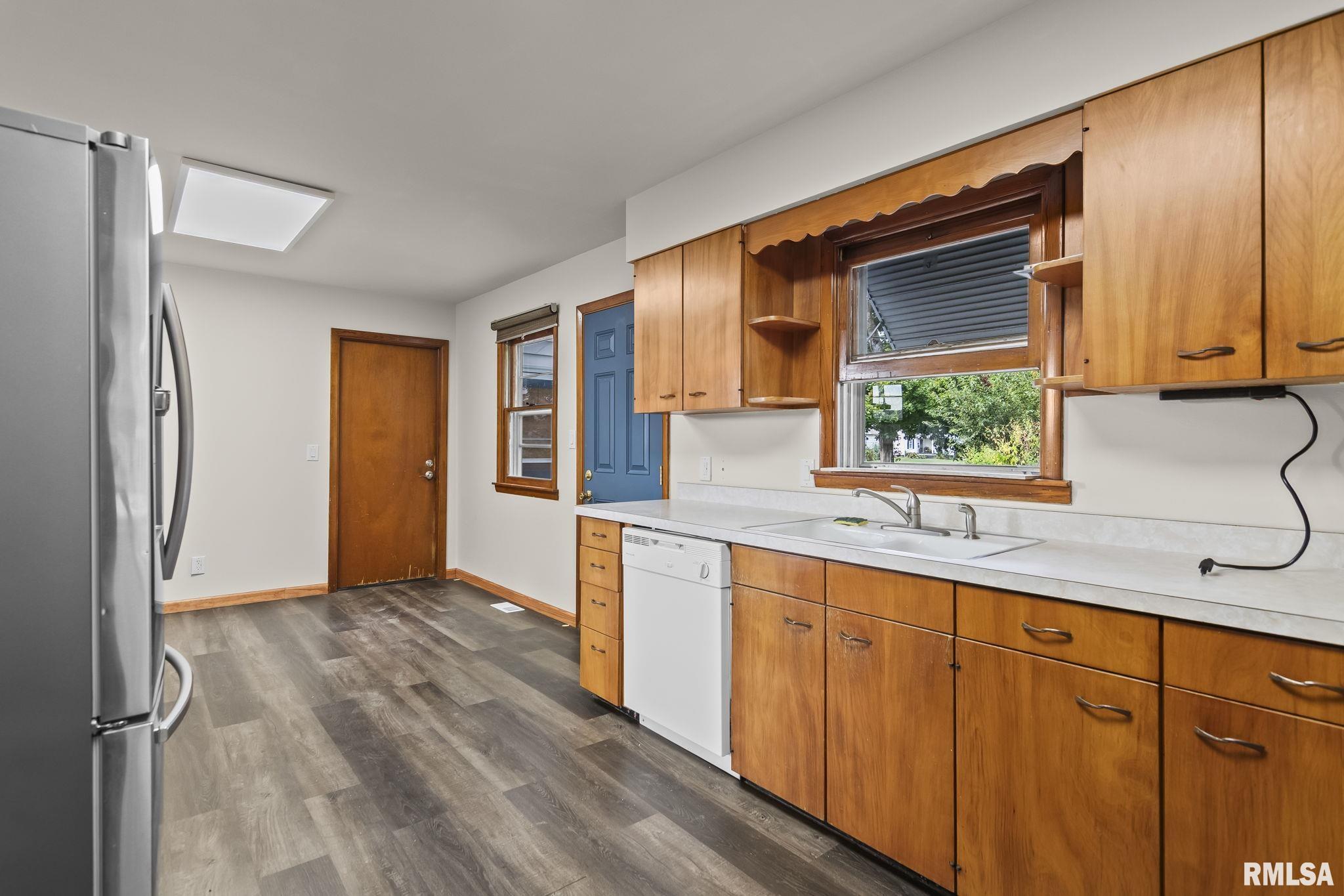 113 W WALNUT Street