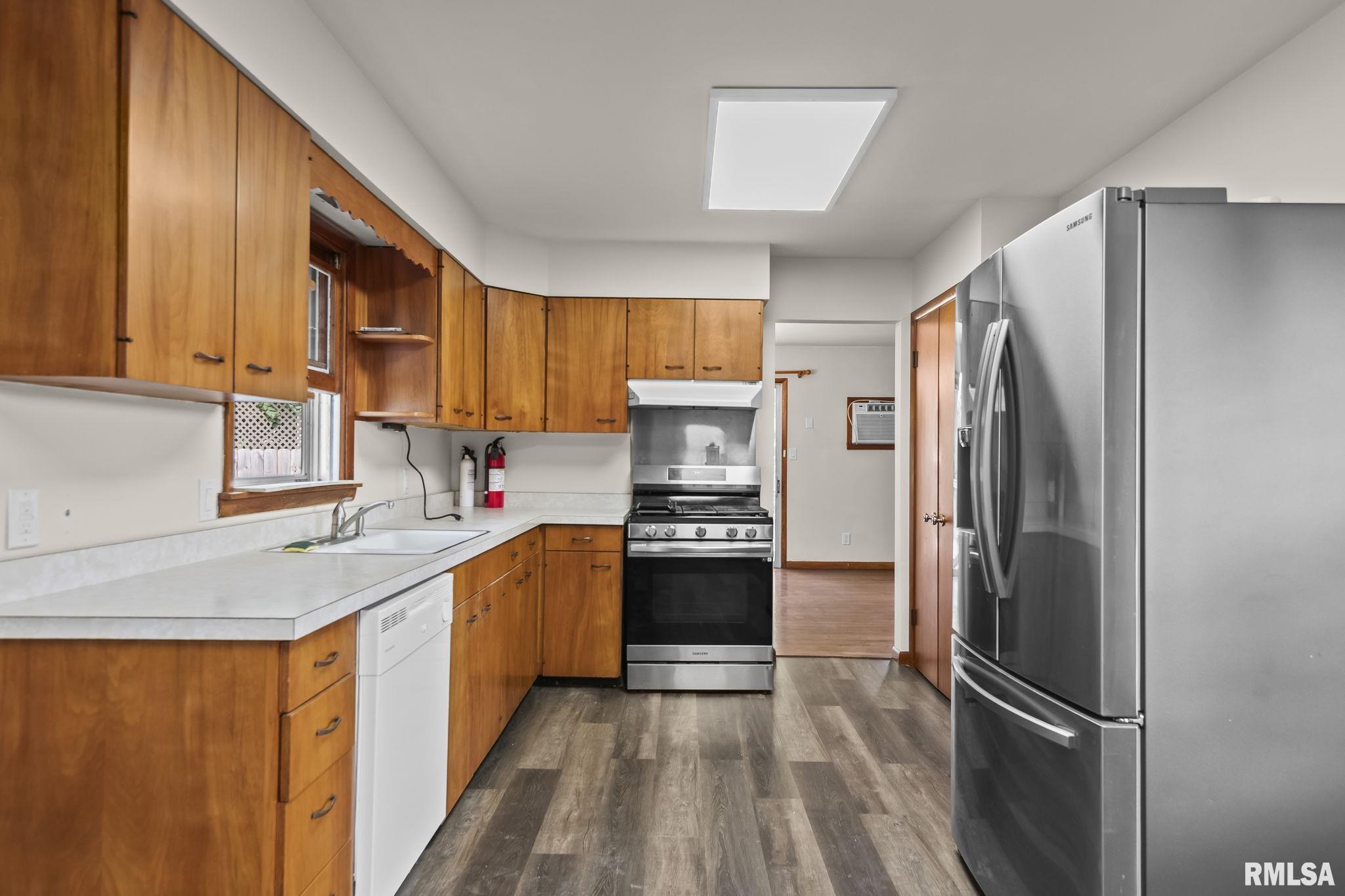 113 W WALNUT Street