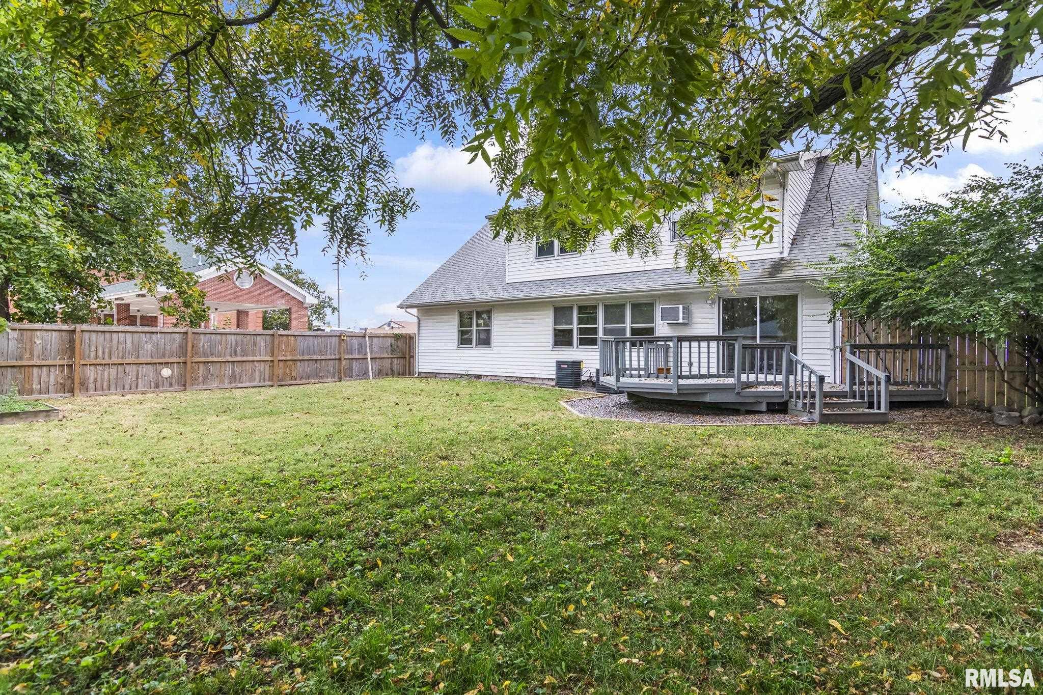 113 W WALNUT Street