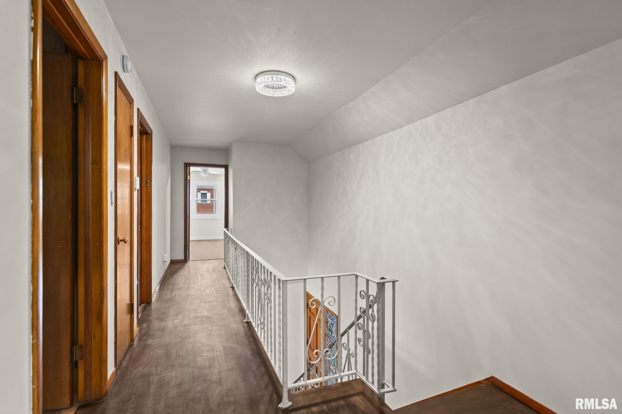 113 W WALNUT Street