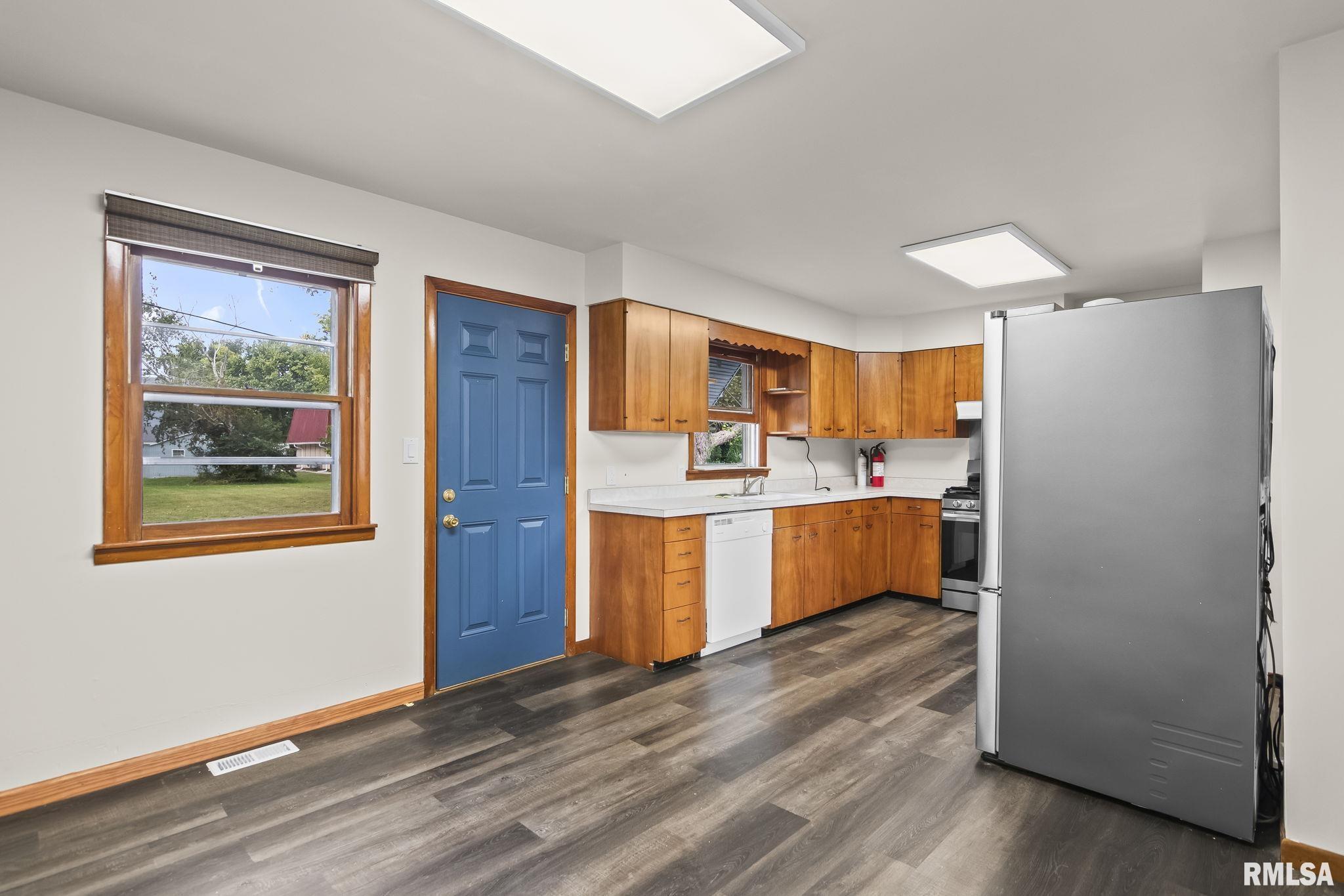 113 W WALNUT Street