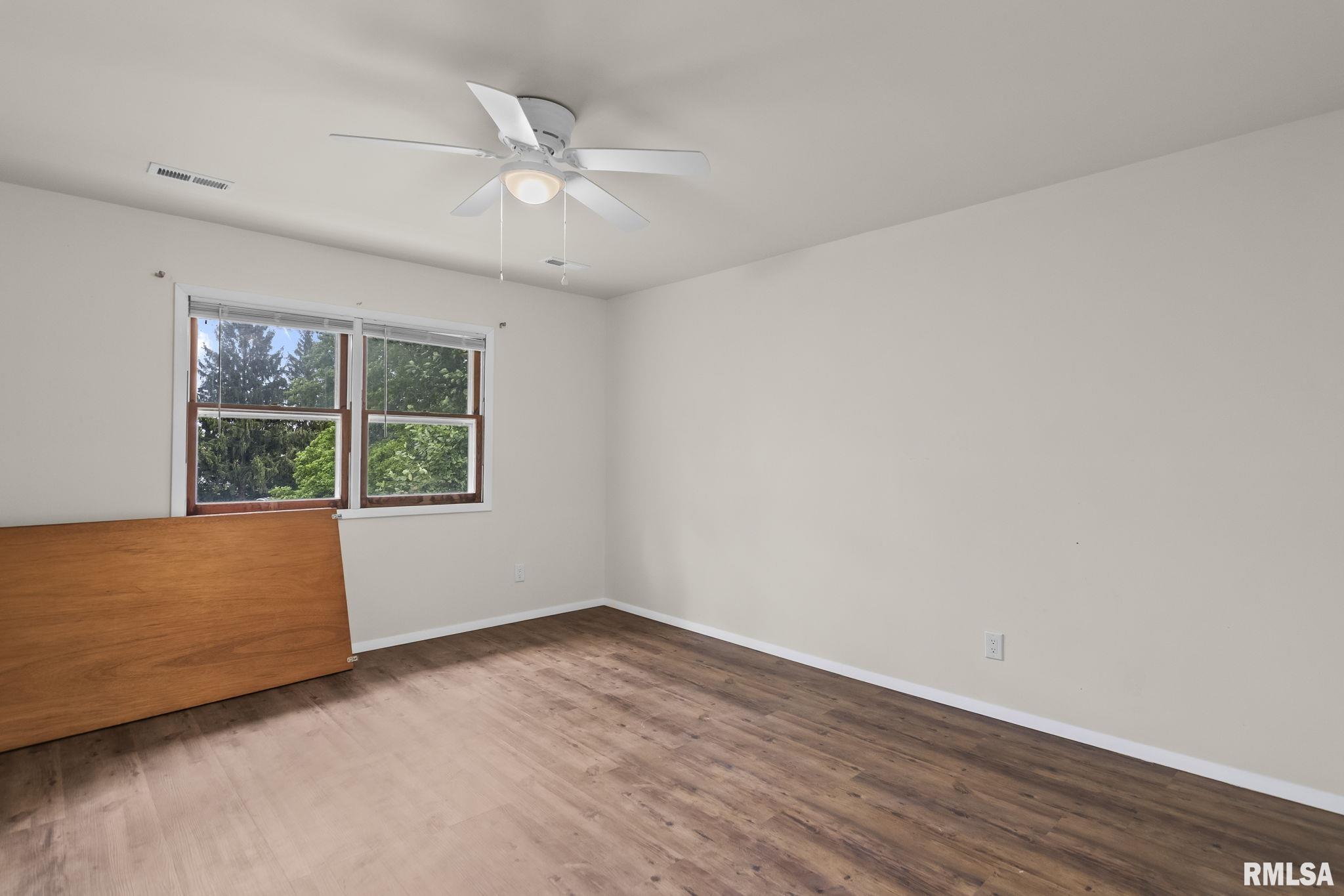 113 W WALNUT Street