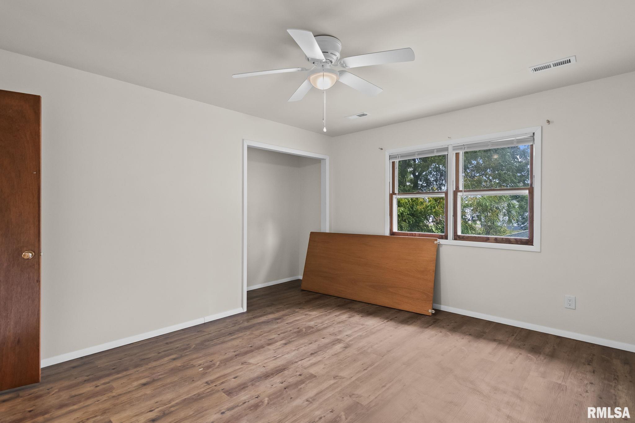 113 W WALNUT Street