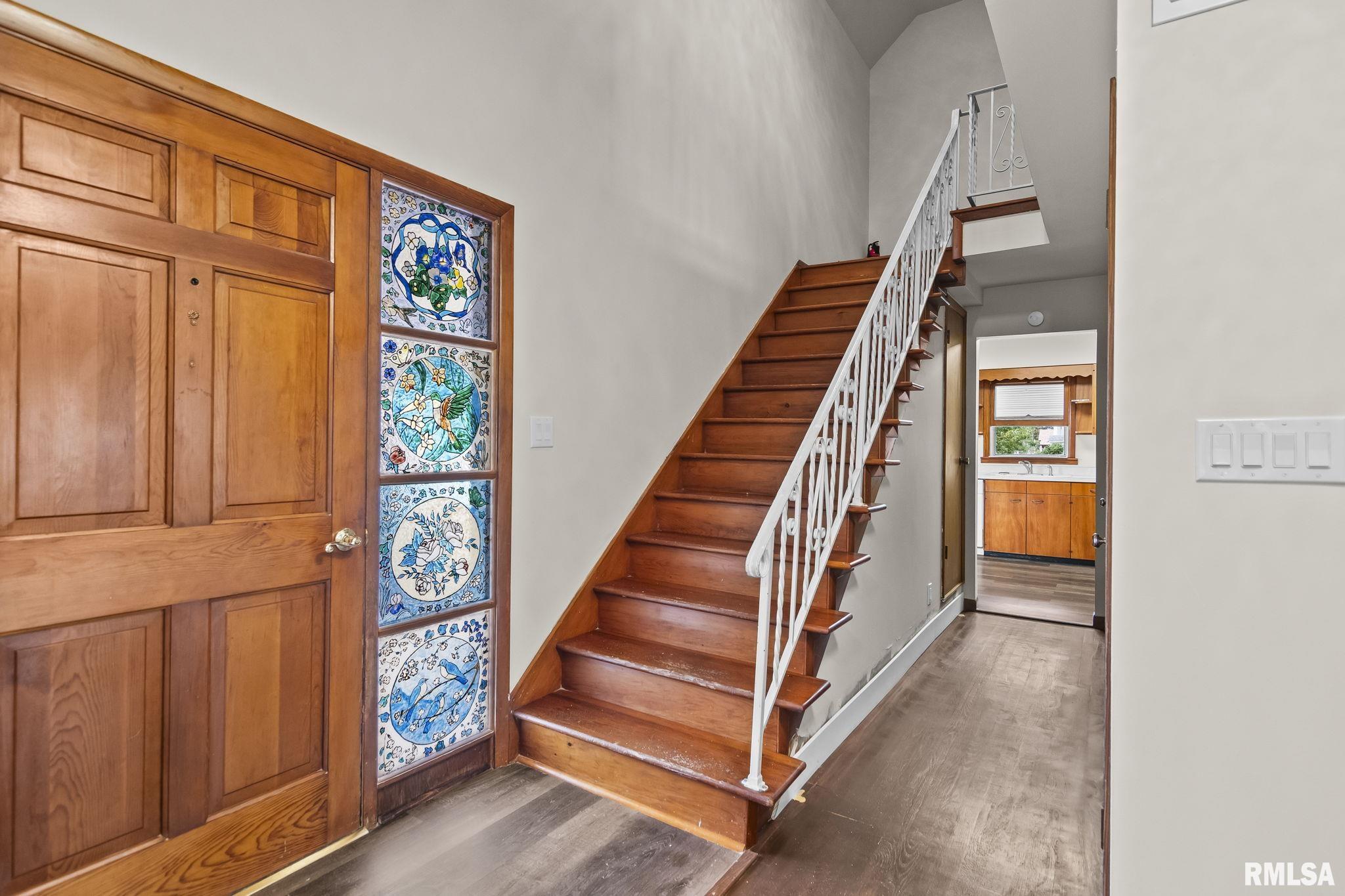 113 W WALNUT Street