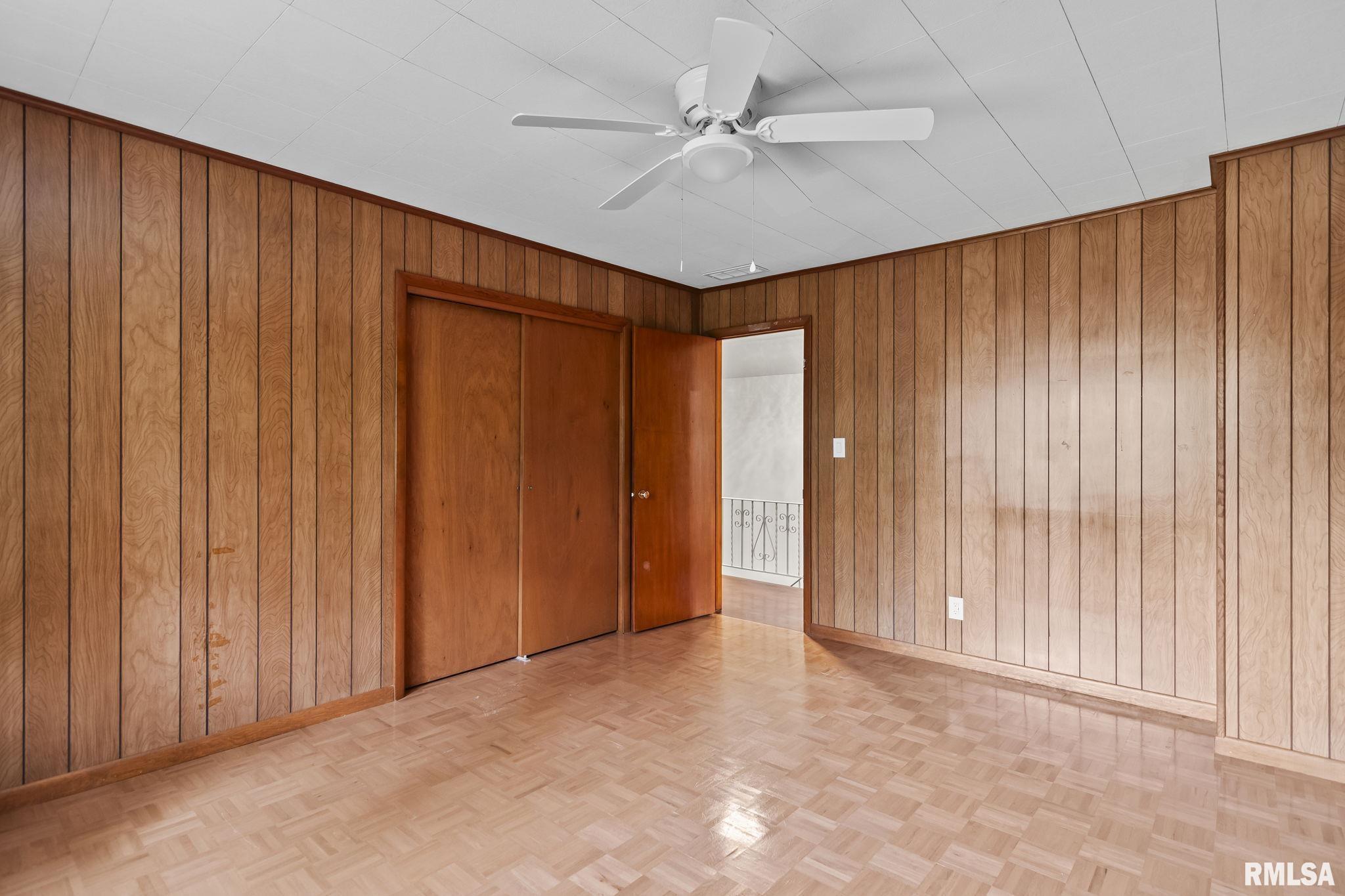 113 W WALNUT Street