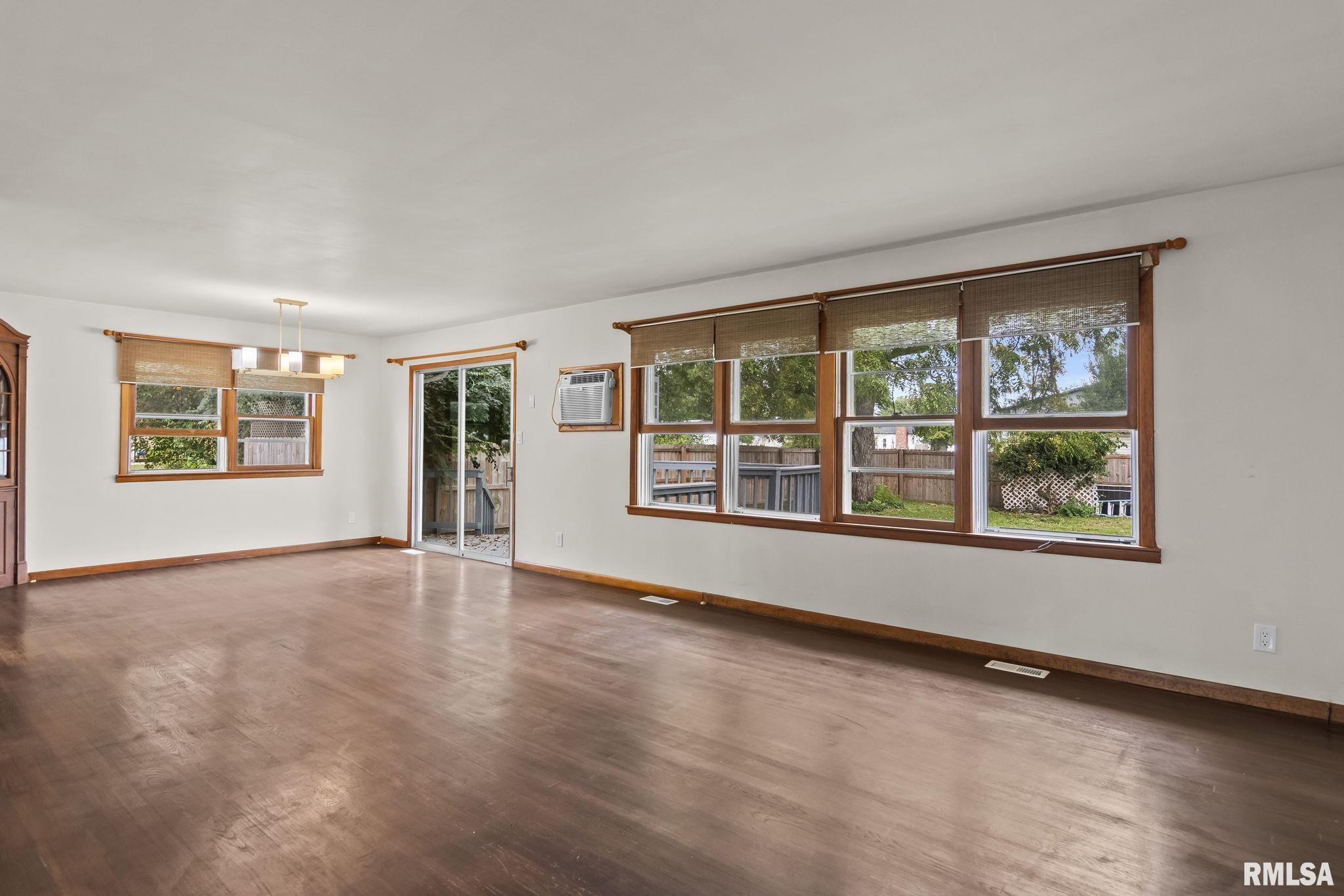 113 W WALNUT Street