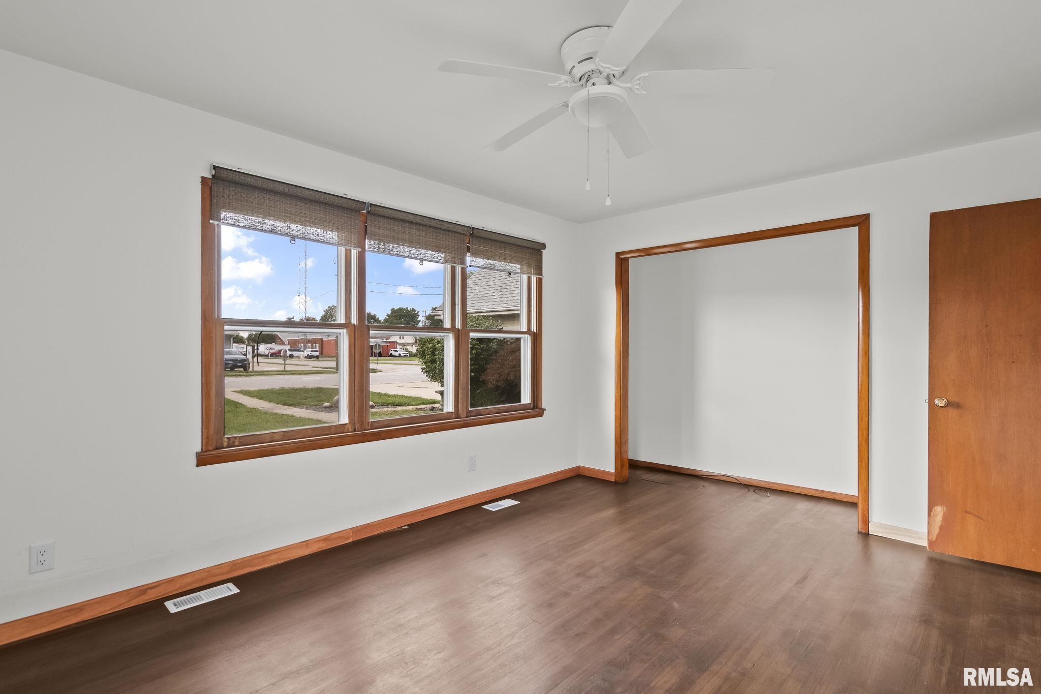 113 W WALNUT Street