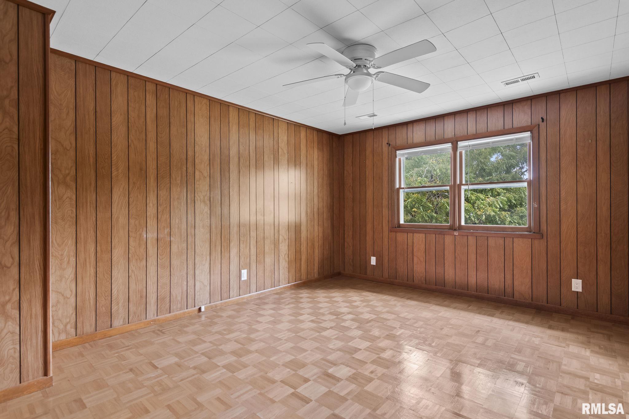 113 W WALNUT Street