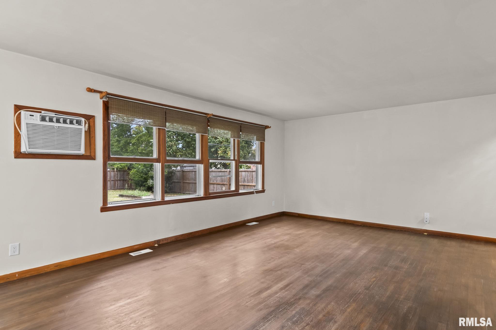 113 W WALNUT Street